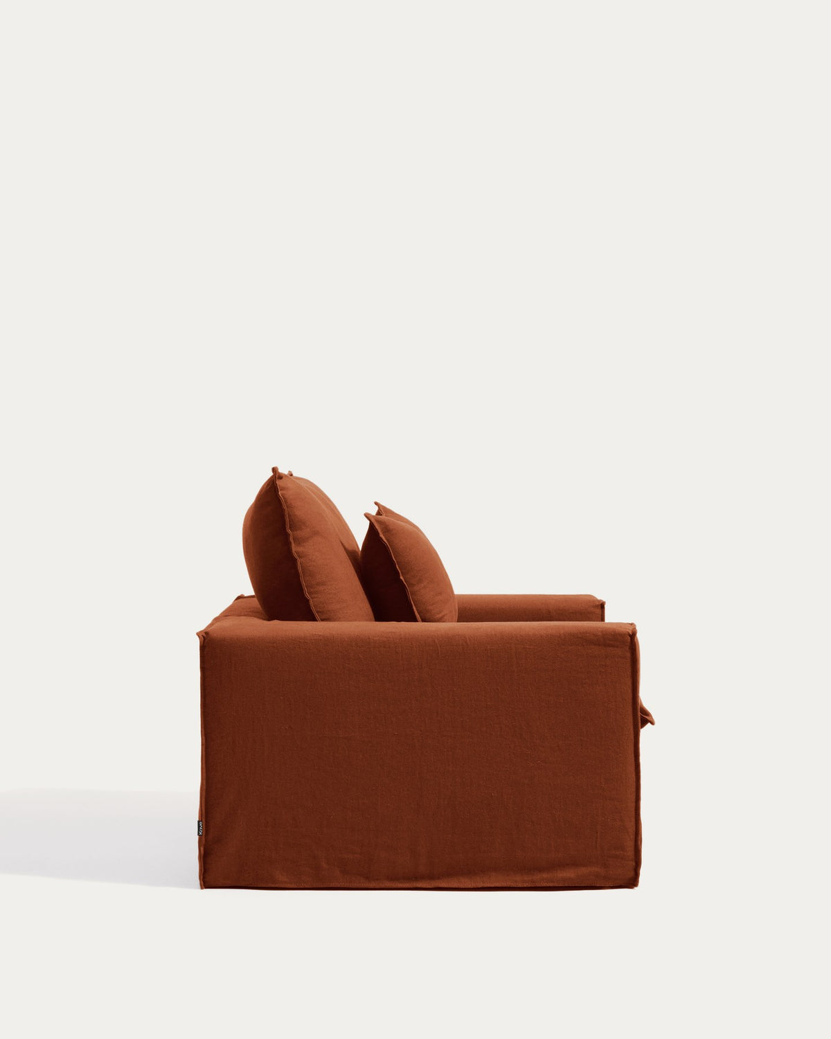 Sessel Anarela von Kave Home in Terrakotta mit abnehmbarem Leinenbezug, schwarzen Kunststoffbeinen und gepolsterter Sitzfläche, Frontalansicht.