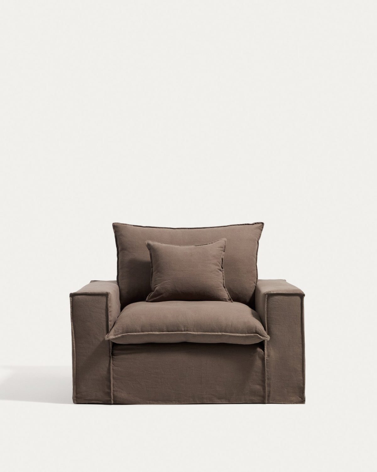 Sessel Anarela mit abnehmbarem Leinenbezug in Taupe, schwarzen Kunststoffbeinen und gepolsterter Sitzfläche, Frontalansicht.