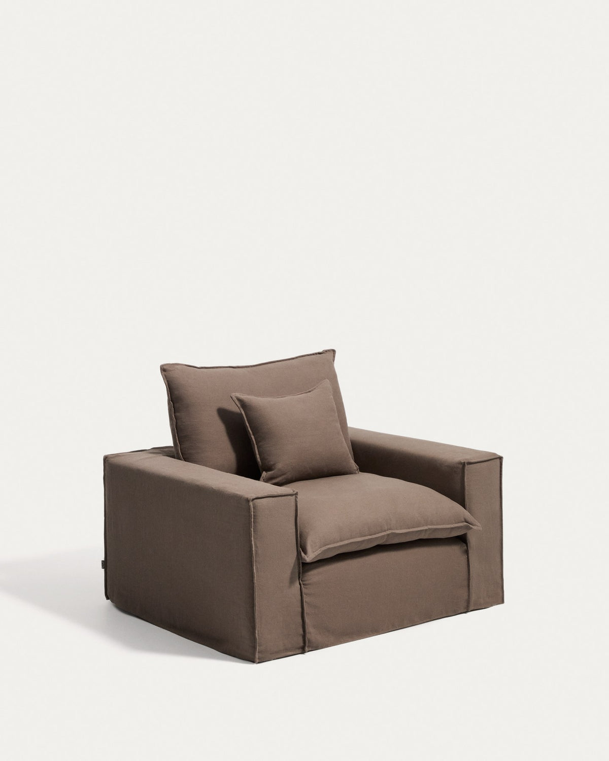 Sessel Anarela mit abnehmbarem Leinenbezug in Taupe, schwarzen Kunststoffbeinen und gepolsterter Sitzfläche, Frontalansicht.