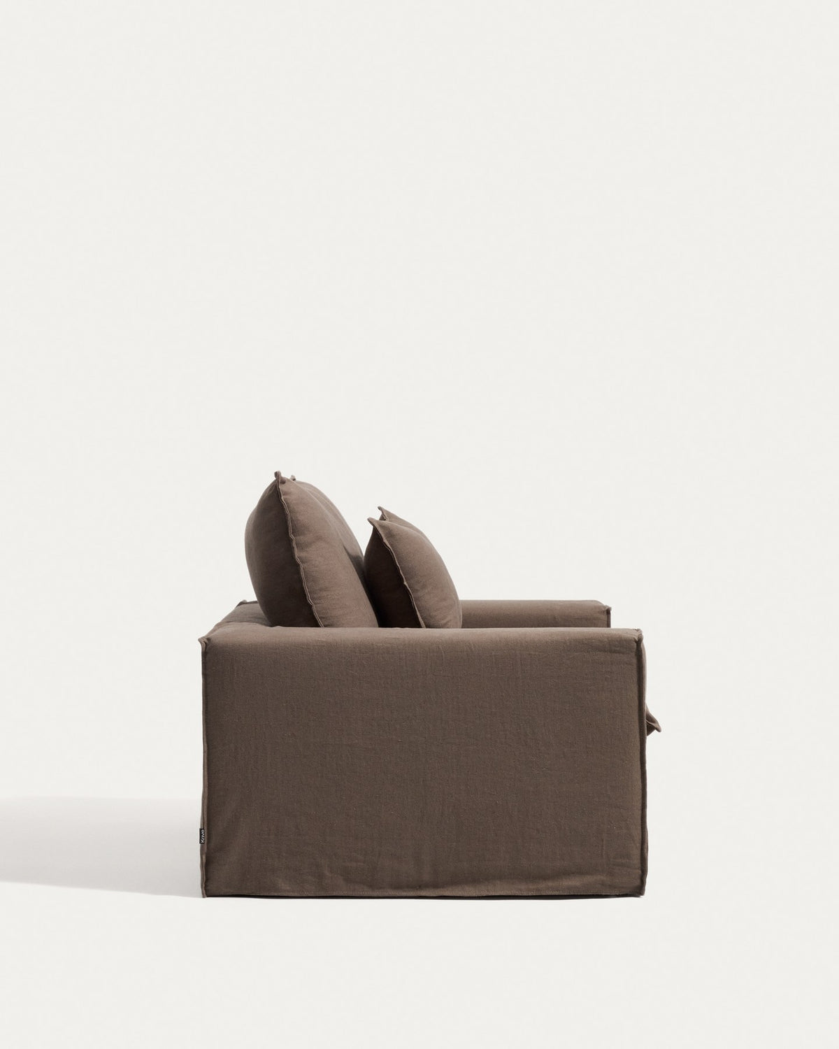 Sessel Anarela mit abnehmbarem Leinenbezug in Taupe, schwarzen Kunststoffbeinen und gepolsterter Sitzfläche, Frontalansicht.