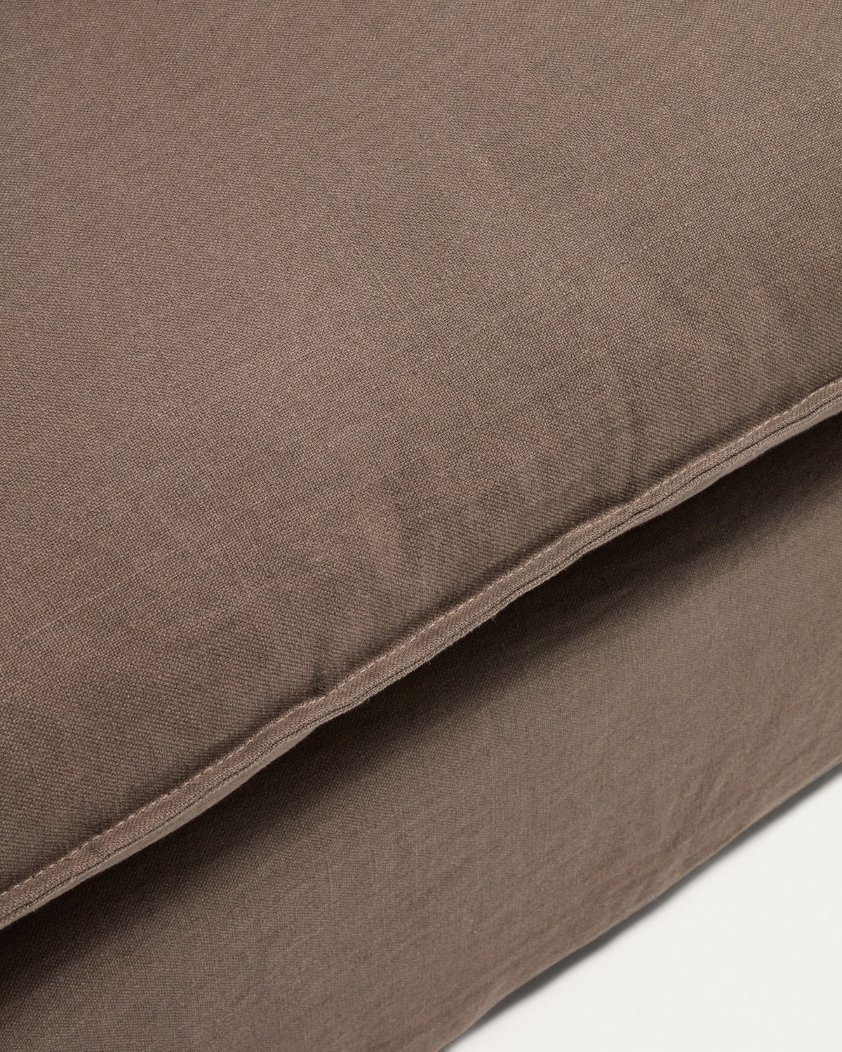Sessel Anarela mit abnehmbarem Leinenbezug in Taupe, schwarzen Kunststoffbeinen und gepolsterter Sitzfläche, Frontalansicht.