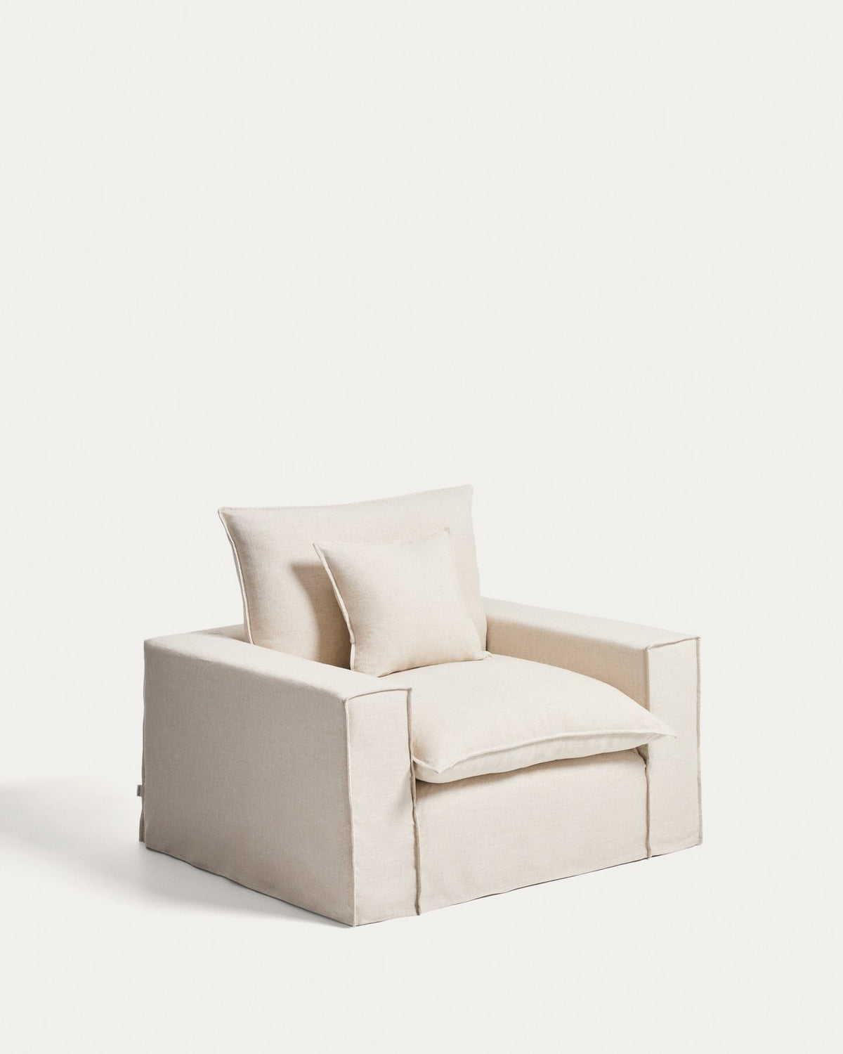 Sessel Anarela in Beige mit abnehmbarem Bezug aus Leinen und Viskose, schwarze Beine aus Polypropylen, Breite 130 cm.