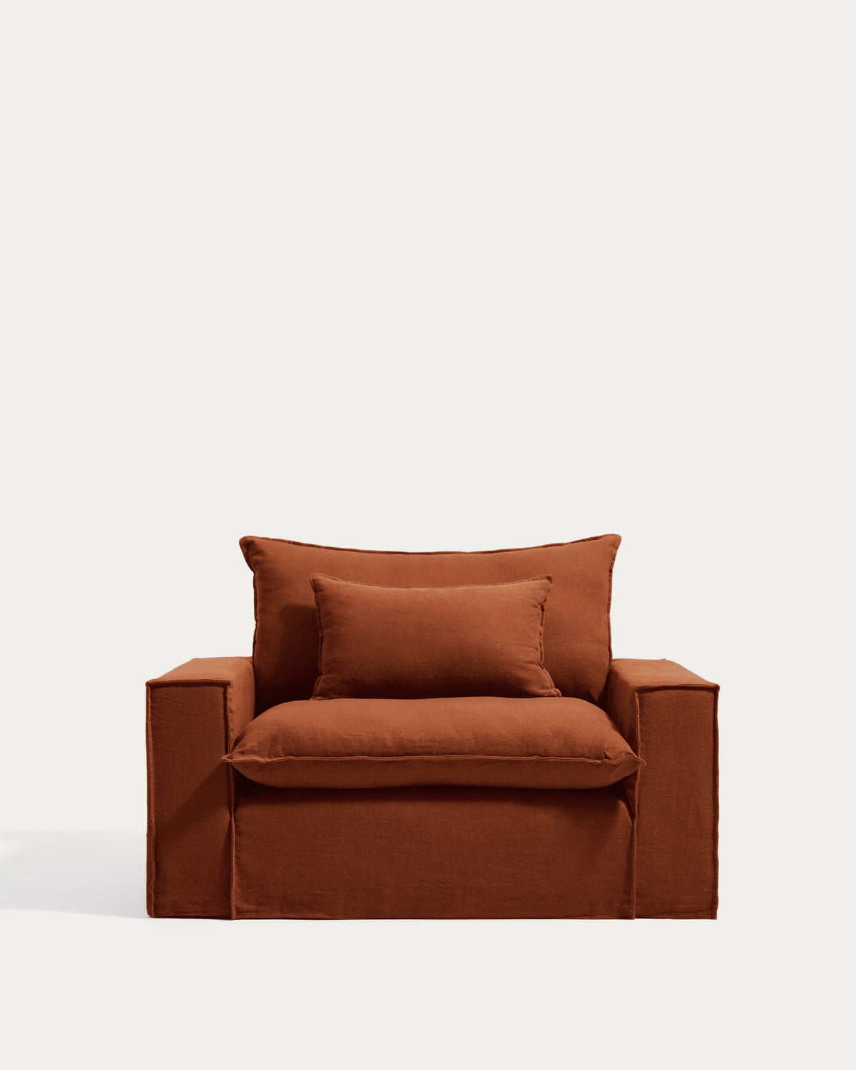 Terrakottafarbener Sessel Anarela mit abnehmbarem Leinenbezug, schwarzen Kunststoffbeinen und gepolsterter Sitzfläche, Breite 150 cm.
