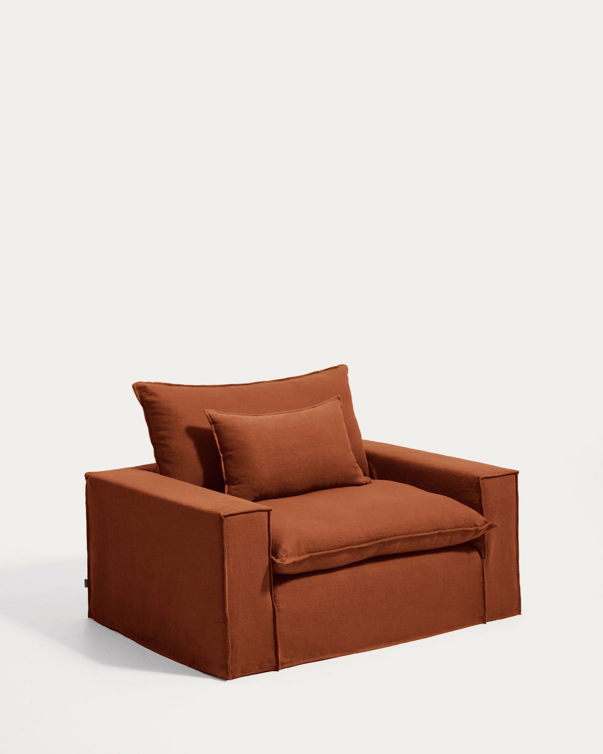 Terrakottafarbener Sessel Anarela mit abnehmbarem Leinenbezug, schwarzen Kunststoffbeinen und gepolsterter Sitzfläche, Breite 150 cm.