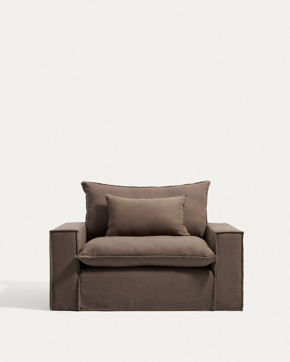 Sessel Anarela von Kave Home in Taupe mit abnehmbarem Leinenbezug, schwarzen Kunststoffbeinen und gepolsterter Sitzfläche, Breite 150 cm.