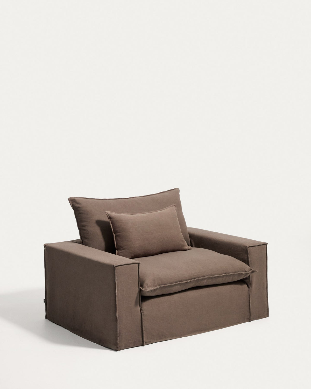 Sessel Anarela von Kave Home in Taupe mit abnehmbarem Leinenbezug, schwarzen Kunststoffbeinen und gepolsterter Sitzfläche, Breite 150 cm.