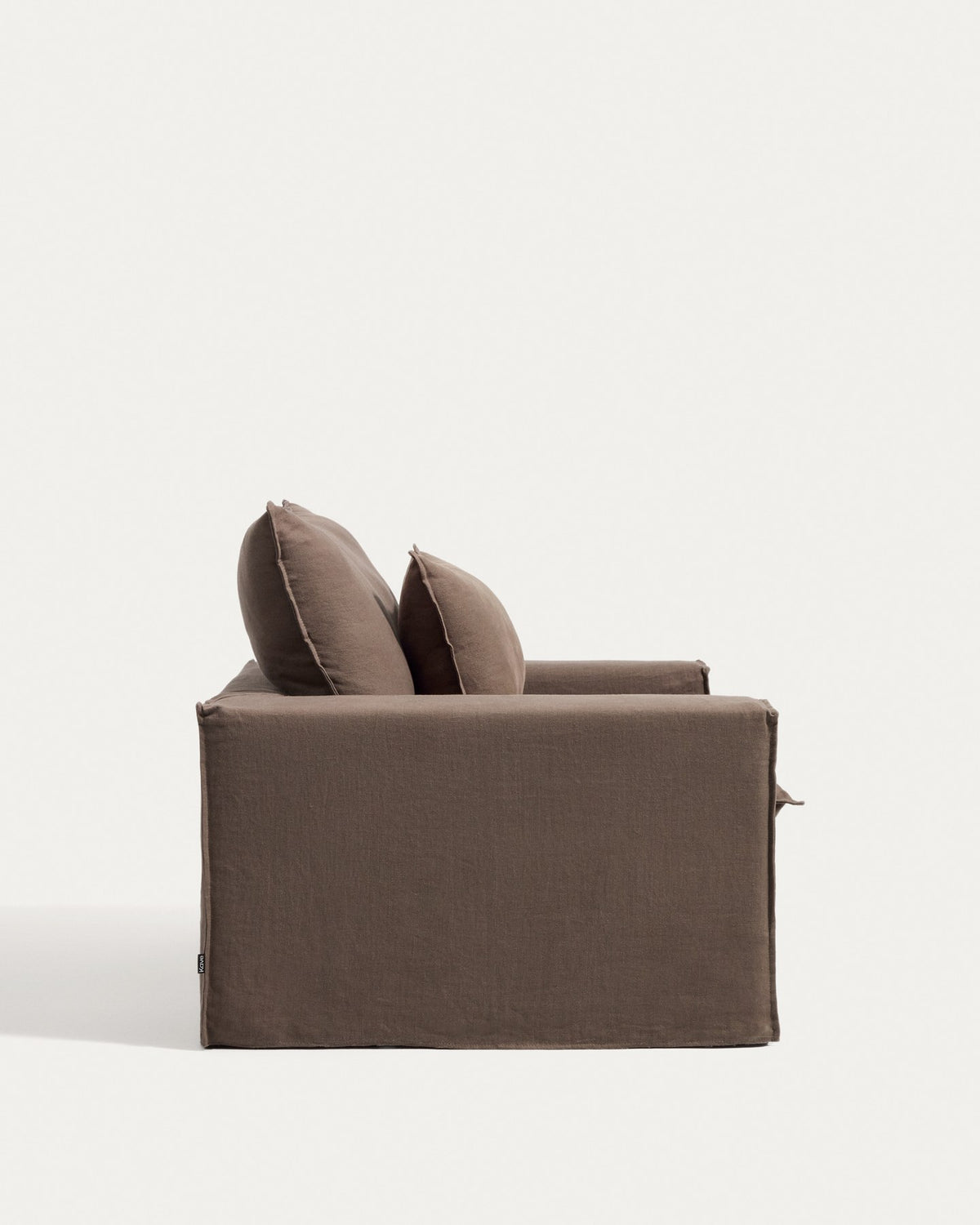 Sessel Anarela von Kave Home in Taupe mit abnehmbarem Leinenbezug, schwarzen Kunststoffbeinen und gepolsterter Sitzfläche, Breite 150 cm.