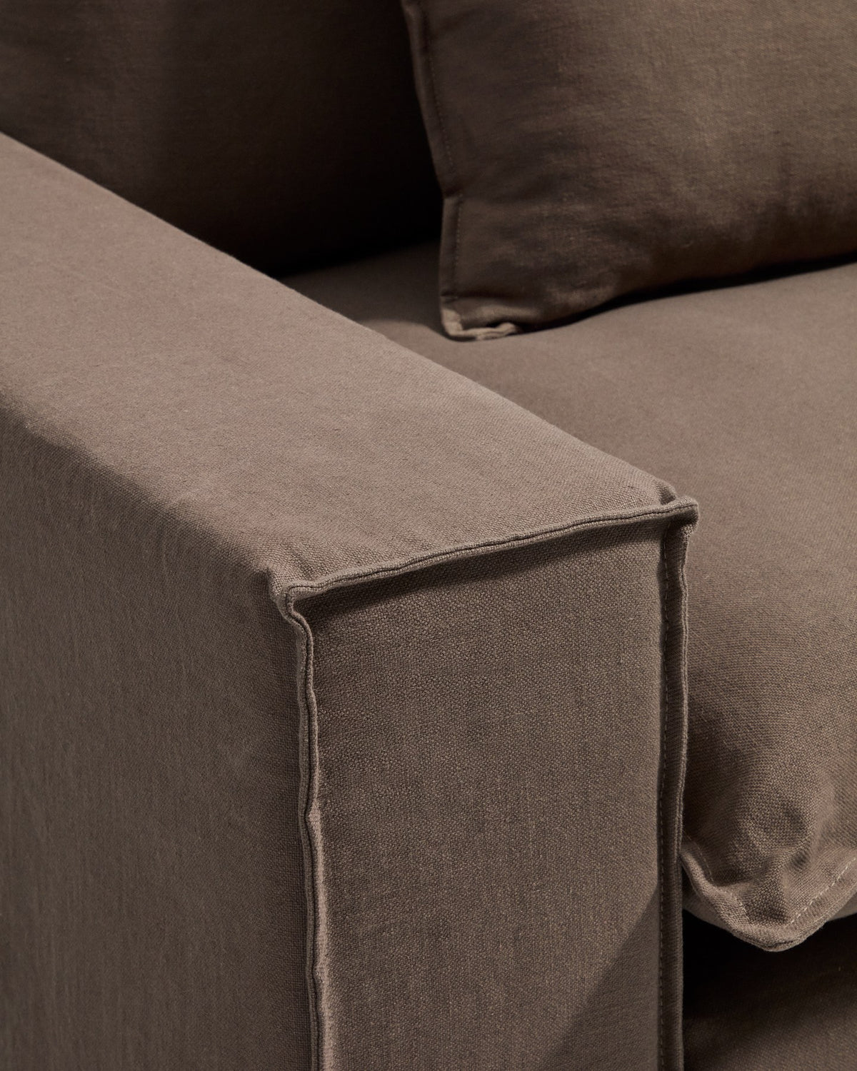 Sessel Anarela von Kave Home in Taupe mit abnehmbarem Leinenbezug, schwarzen Kunststoffbeinen und gepolsterter Sitzfläche, Breite 150 cm.