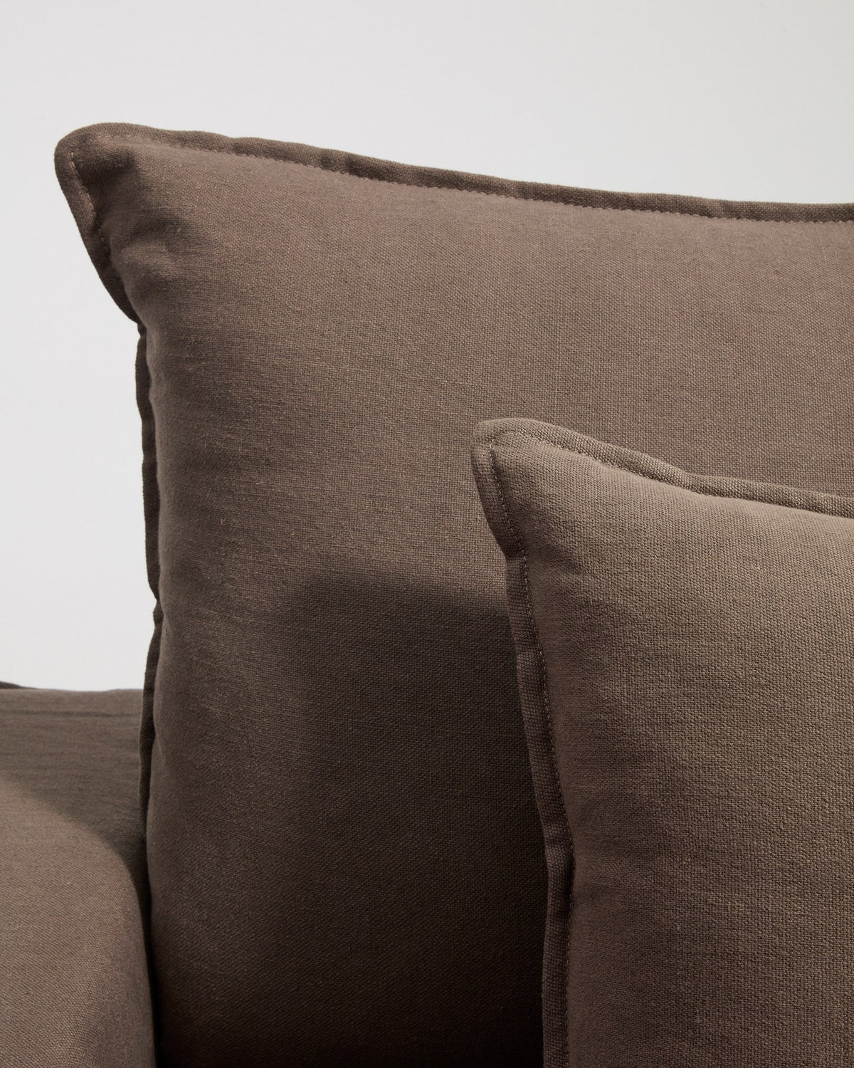 Sessel Anarela von Kave Home in Taupe mit abnehmbarem Leinenbezug, schwarzen Kunststoffbeinen und gepolsterter Sitzfläche, Breite 150 cm.
