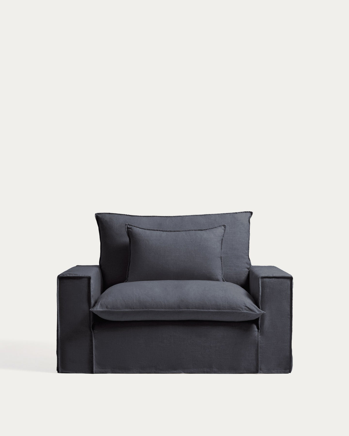 Sessel Anarela von Kave Home mit abnehmbarem Bezug aus Leinen und Viskose in Dunkelgrau, schwarze Beine aus Polypropylen, Grösse 150 x 107 x 64 cm.