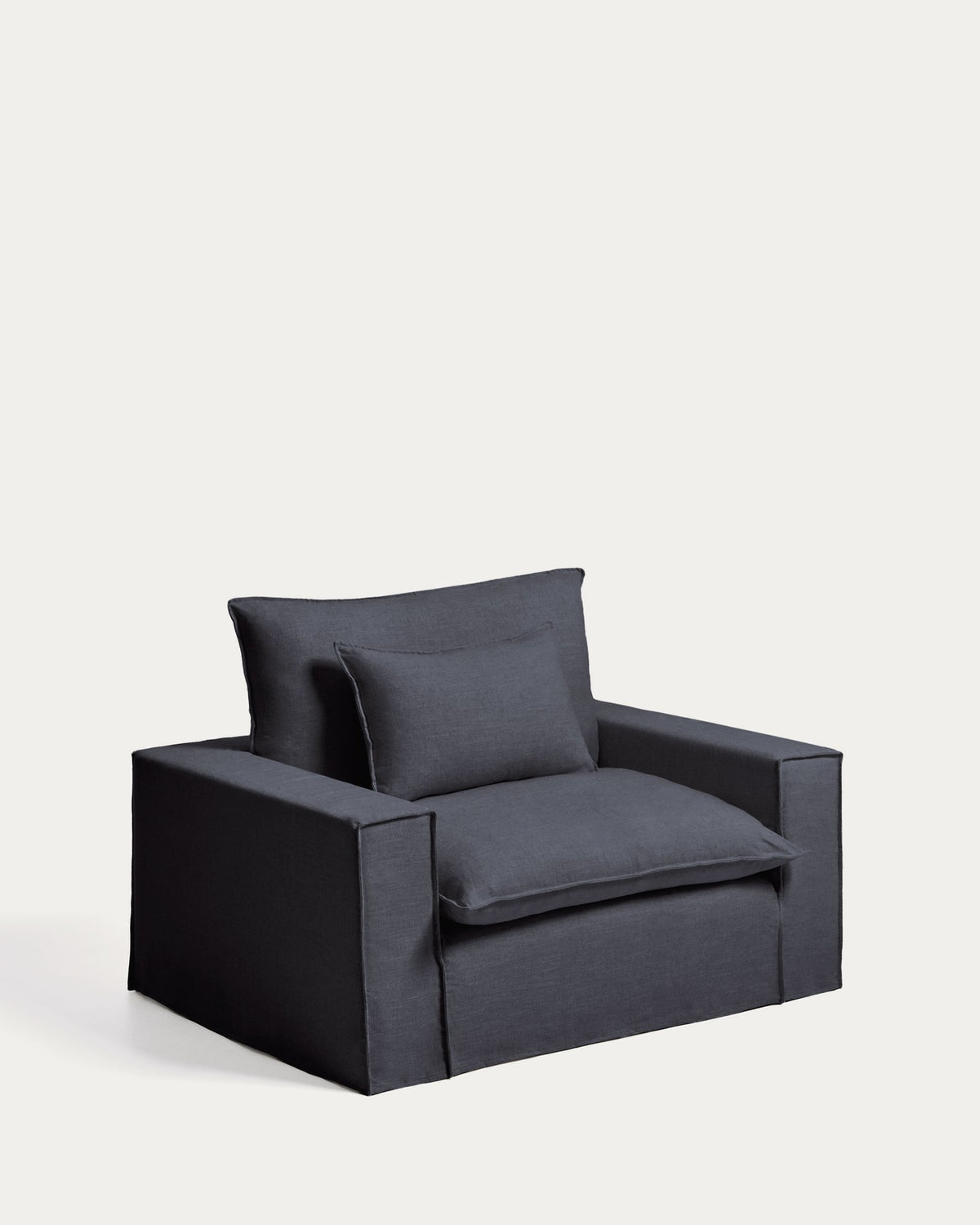 Sessel Anarela von Kave Home mit abnehmbarem Bezug aus Leinen und Viskose in Dunkelgrau, schwarze Beine aus Polypropylen, Grösse 150 x 107 x 64 cm.