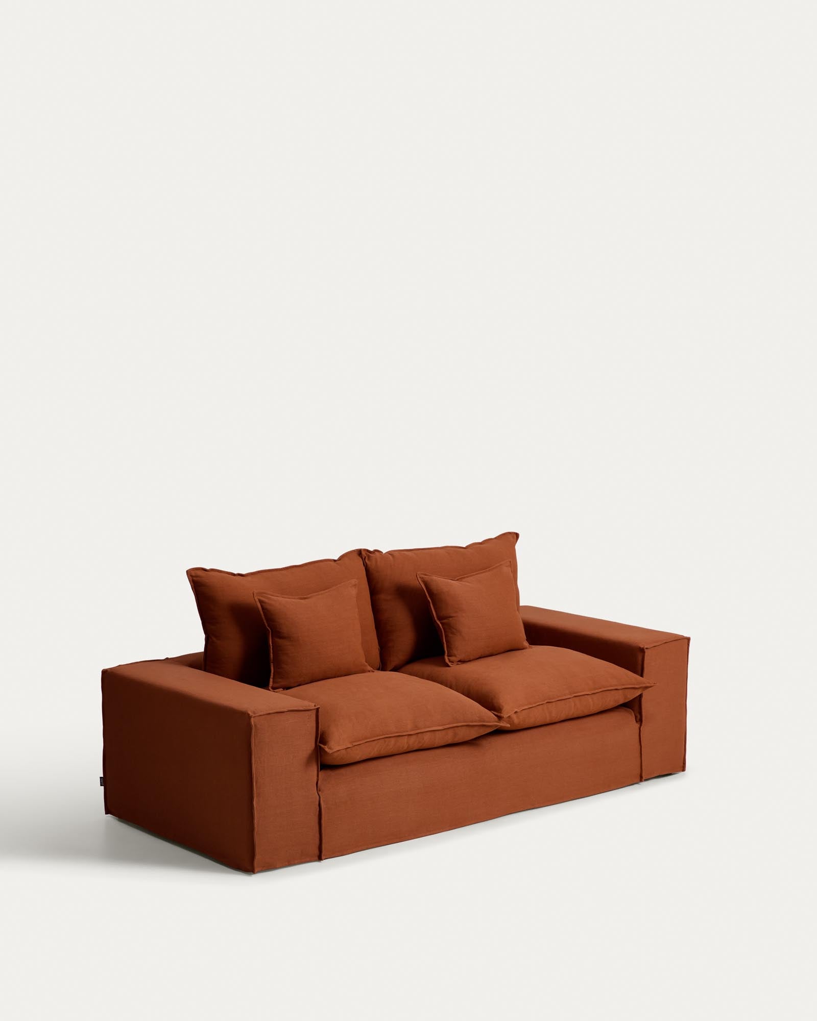 Elegantes 2-Sitzer-Sofa Anarela in warmem Terrakotta, mit pflegeleichtem Leinenbezug und umweltfreundlichem FSC-zertifiziertem Holz.