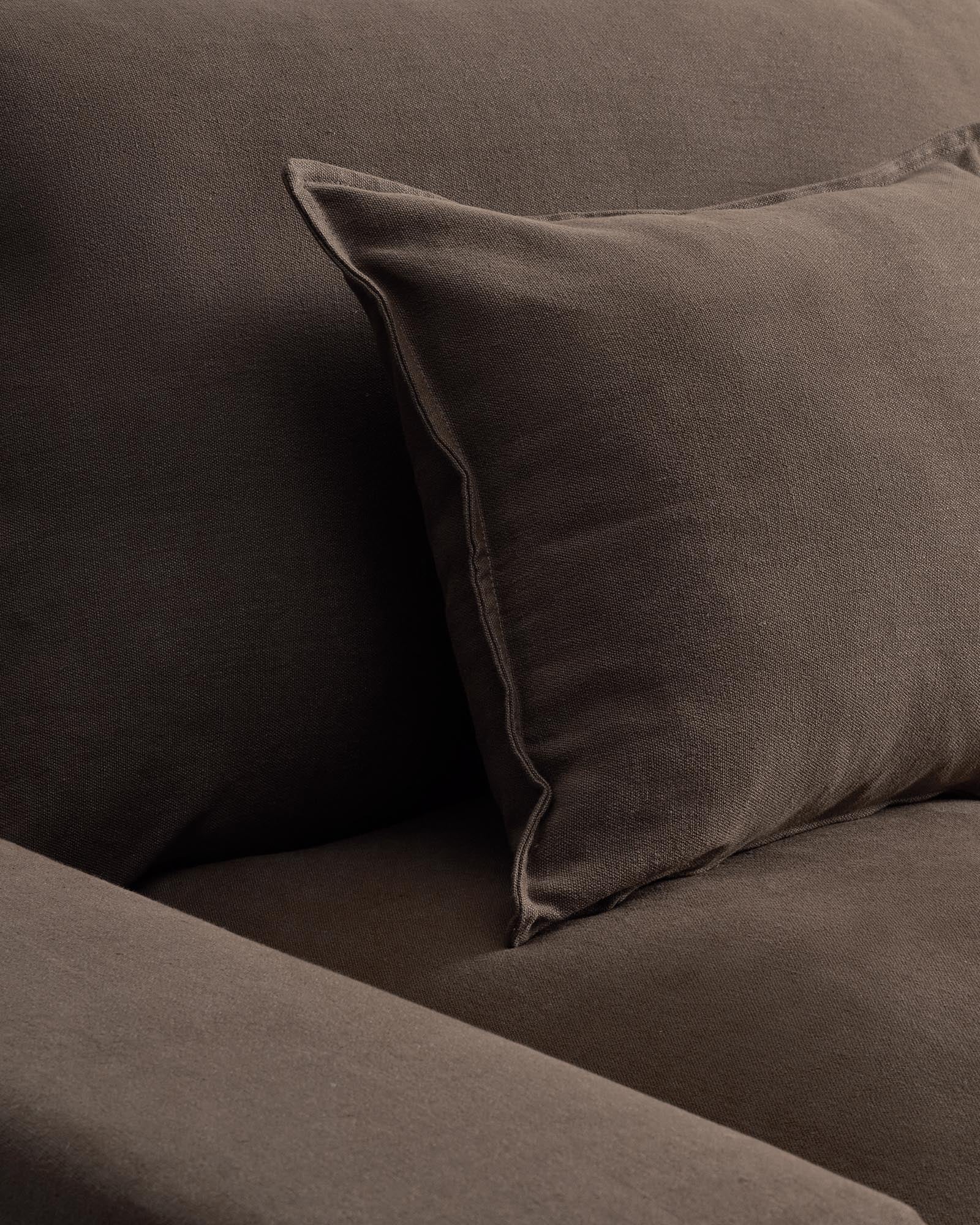 Gemütliches 2-Sitzer-Sofa Anarela in taupe, ausgestattet mit einem abnehmbaren Leinenbezug, perfekt für moderne Wohnkonzepte, 240 cm, FSC Mix Credit.