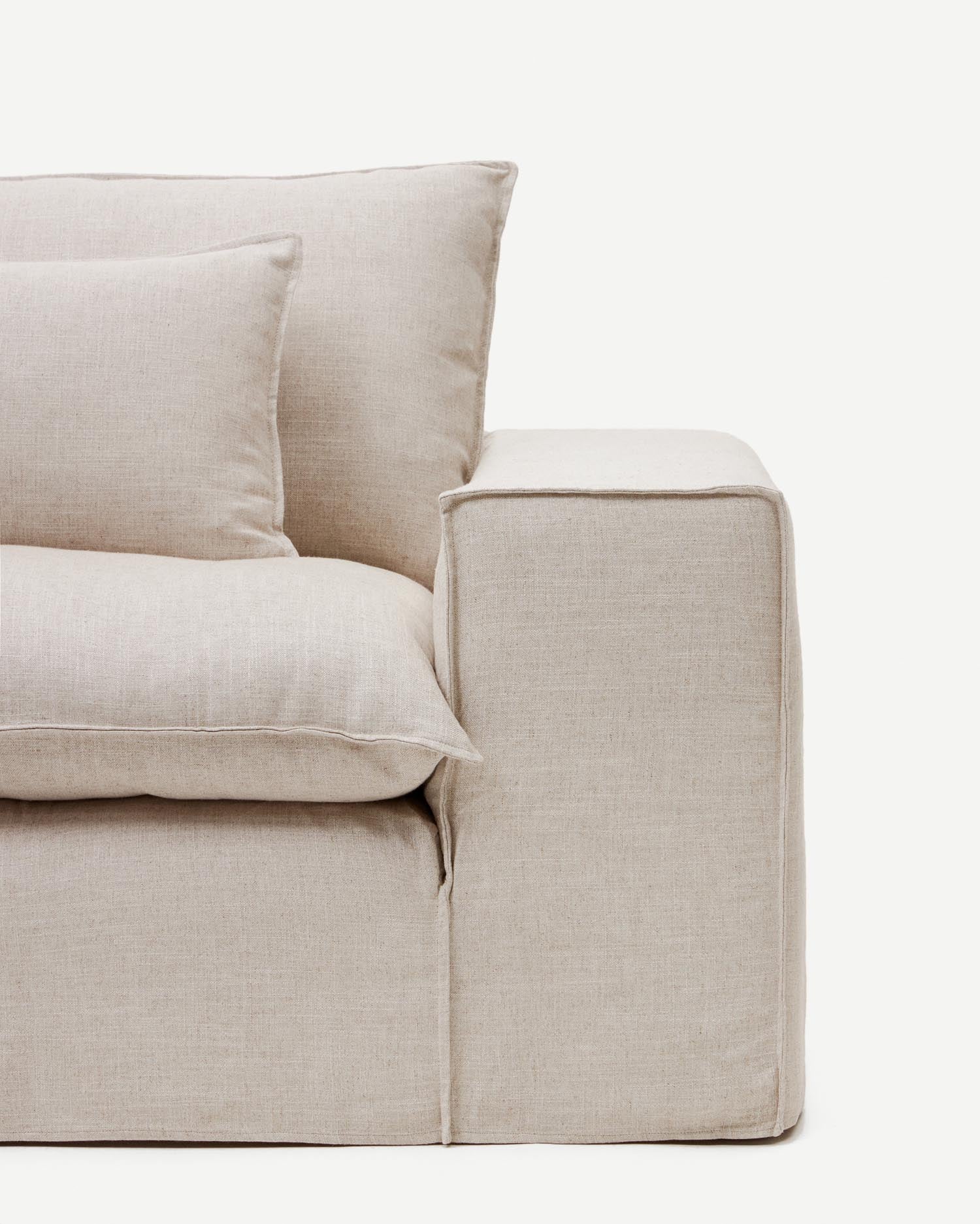 2-Sitzer Sofa Anarela mit abnehmbarem Bezug und beigen Leinenkissen 240 cm in Beige präsentiert im Onlineshop von KAQTU Design AG. 2er Sofa ist von Kave Home