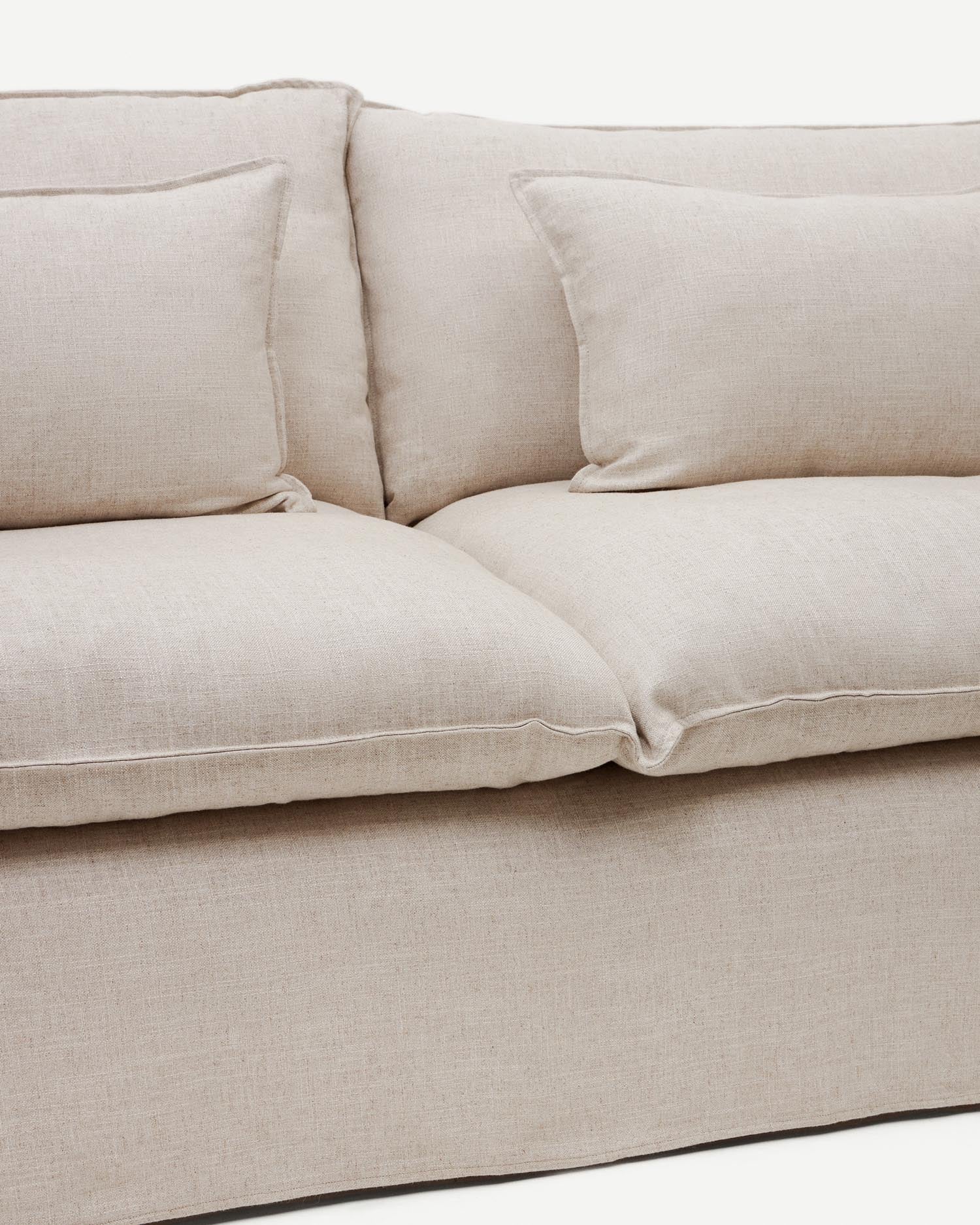 2-Sitzer Sofa Anarela mit abnehmbarem Bezug und beigen Leinenkissen 240 cm in Beige präsentiert im Onlineshop von KAQTU Design AG. 2er Sofa ist von Kave Home