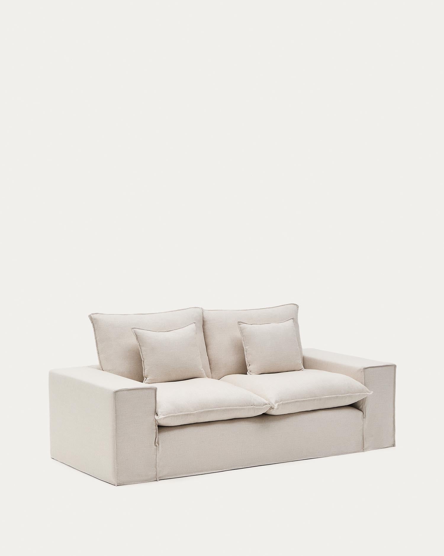 2-Sitzer Sofa Anarela mit abnehmbarem Bezug und beigen Leinenkissen 240 cm in Beige präsentiert im Onlineshop von KAQTU Design AG. 2er Sofa ist von Kave Home