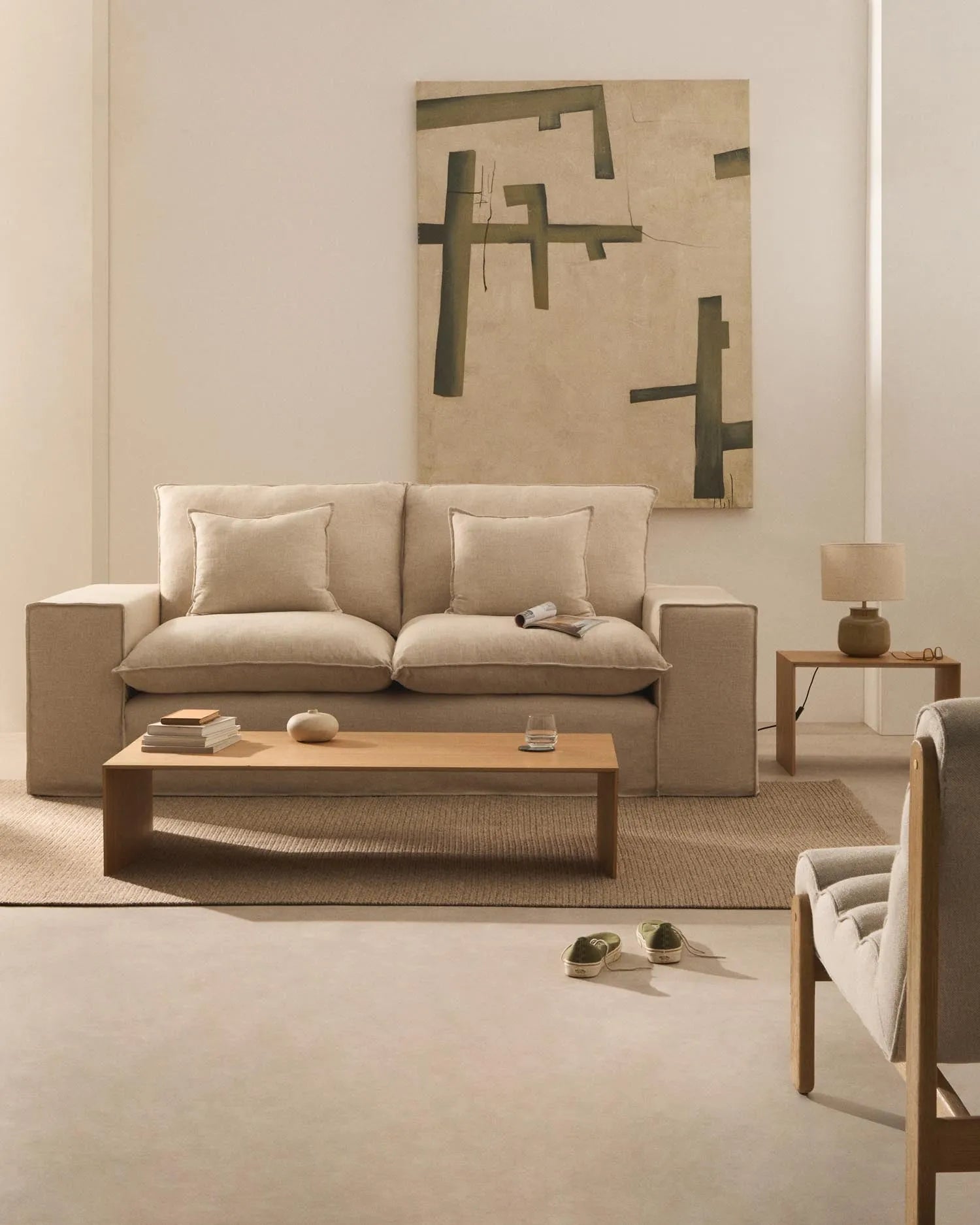 2-Sitzer Sofa Anarela mit abnehmbarem Bezug und beigen Leinenkissen 240 cm in Beige präsentiert im Onlineshop von KAQTU Design AG. 2er Sofa ist von Kave Home