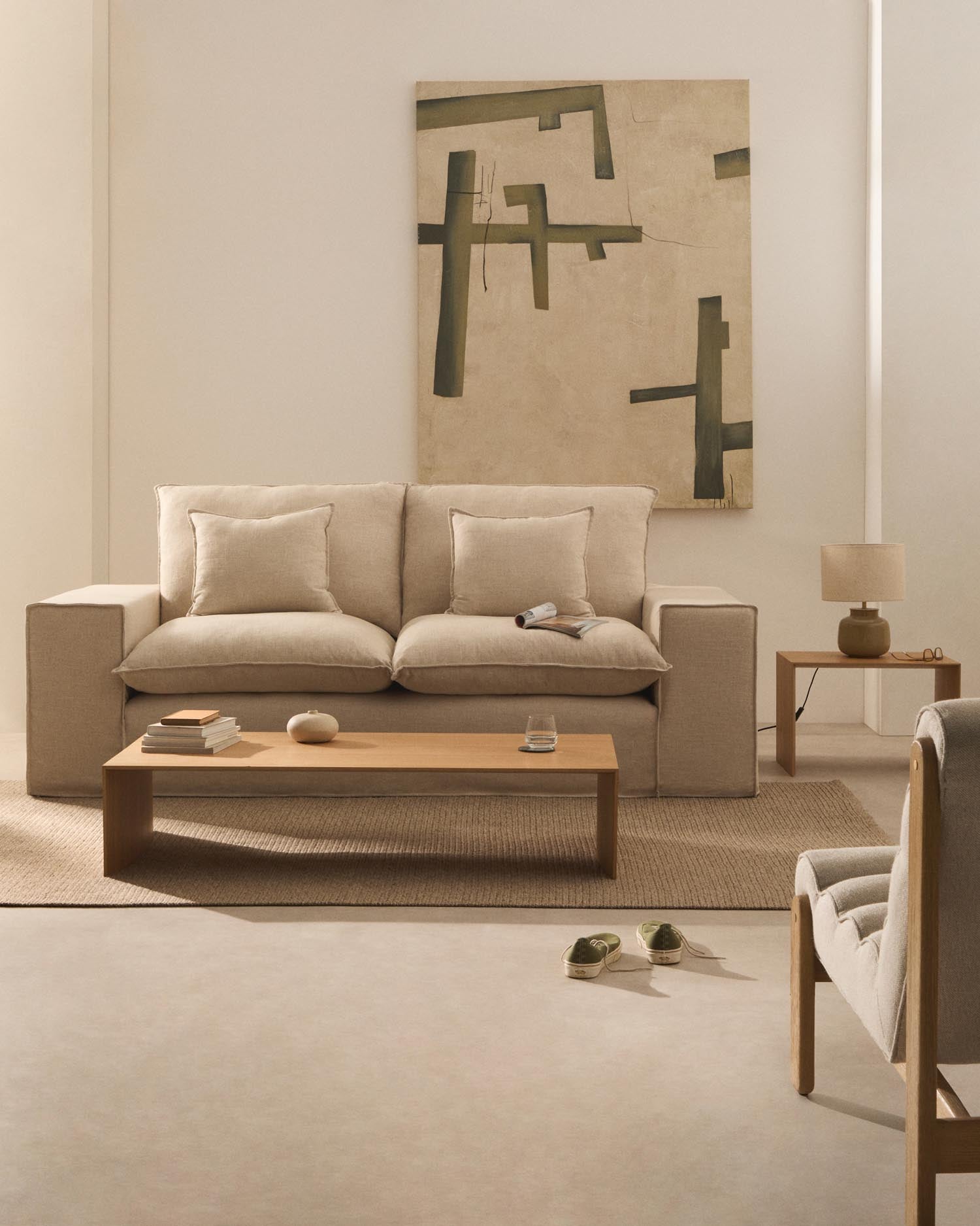 2-Sitzer Sofa Anarela mit abnehmbarem Bezug und beigen Leinenkissen 240 cm in Beige präsentiert im Onlineshop von KAQTU Design AG. 2er Sofa ist von Kave Home