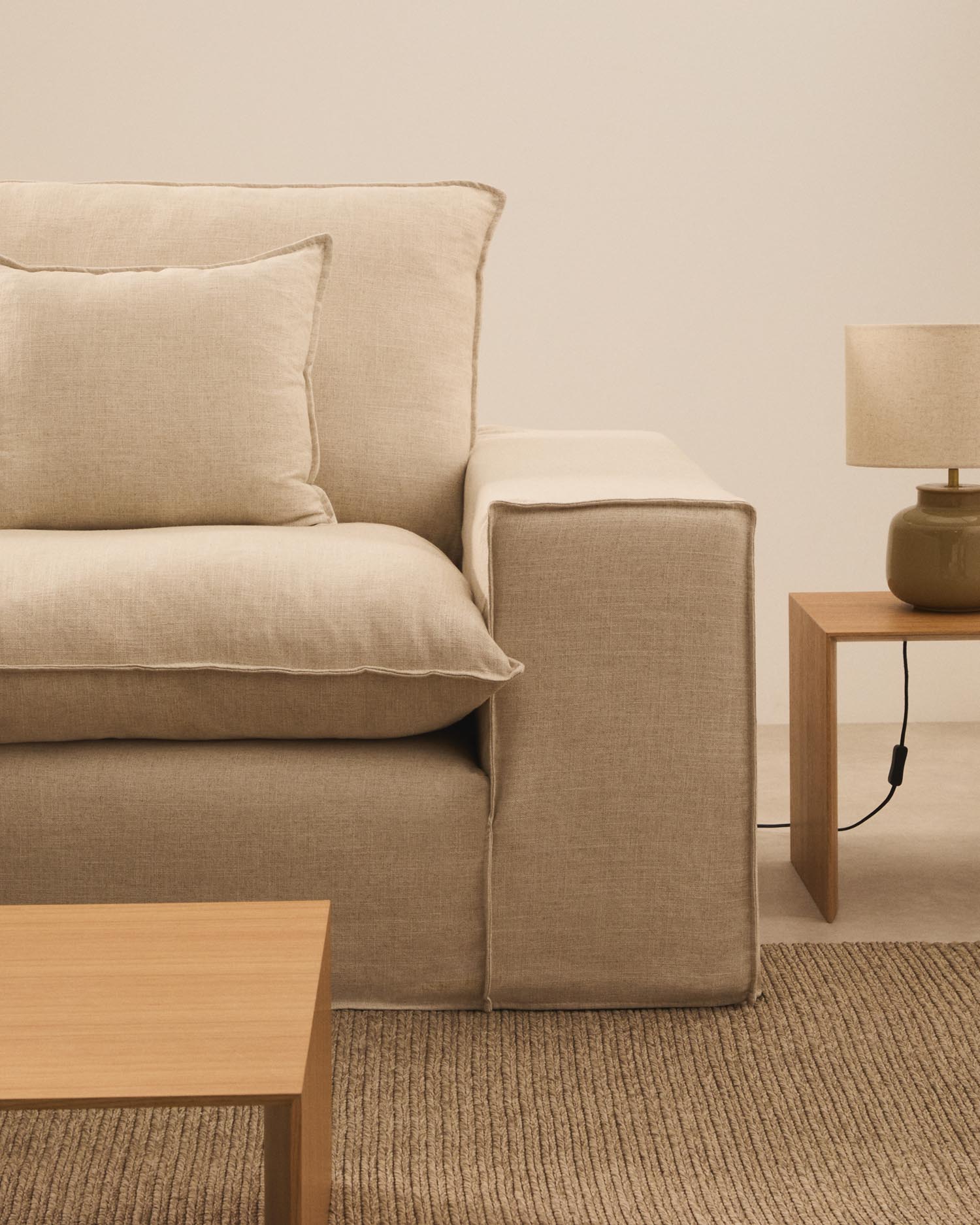 2-Sitzer Sofa Anarela mit abnehmbarem Bezug und beigen Leinenkissen 240 cm in Beige präsentiert im Onlineshop von KAQTU Design AG. 2er Sofa ist von Kave Home