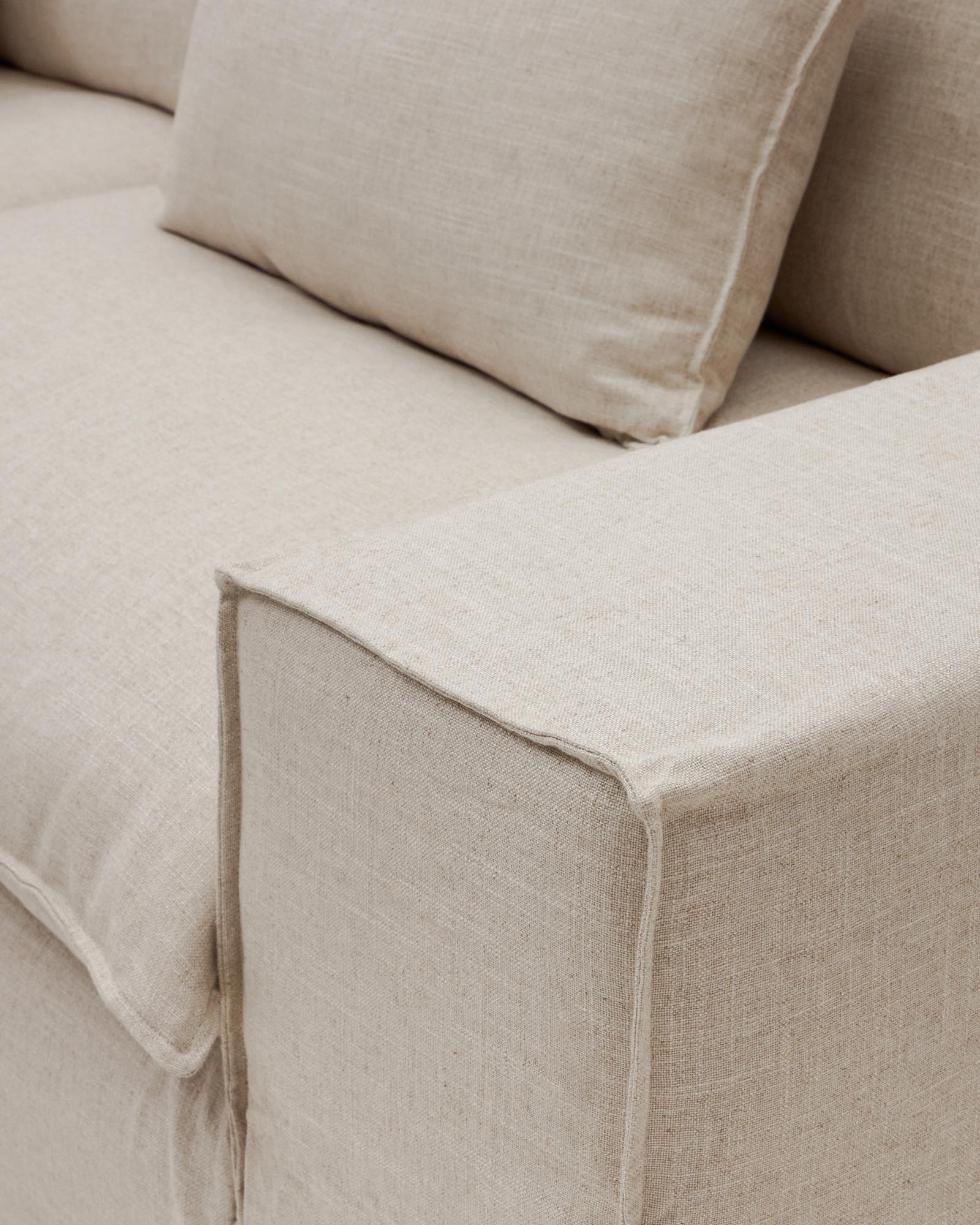 Elegantes 2-Sitzer-Sofa Anarela in Beige, 220 cm, mit abnehmbarem Bezug aus Leinen und Viskose, ideal für stilvolle Wohnräume.