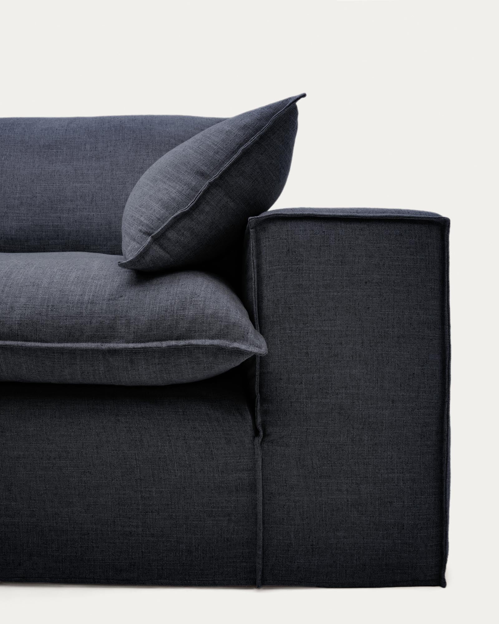 Elegantes 3-Sitzer-Sofa Anarela in Dunkelgrau, gefertigt aus Leinen und Viskose, mit abnehmbarem Bezug und FSC Mix Credit, ideal für stilvolle Wohnräume.