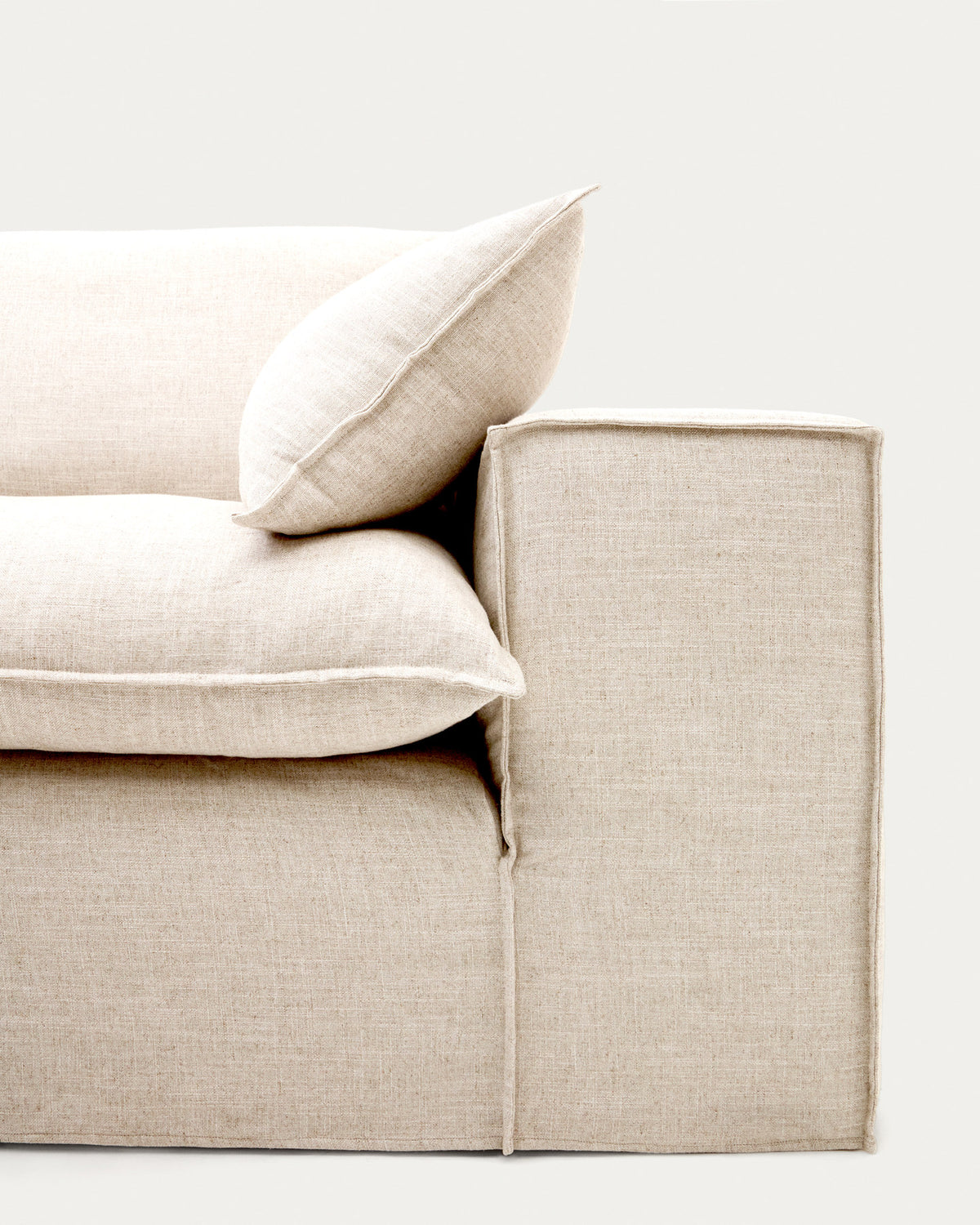 Abziehbares 3-Sitzer-Sofa Anarela mit beigen Leinenkissen FSC Mix Credit 280 cm. in Beige präsentiert im Onlineshop von KAQTU Design AG. 3er Sofa ist von Kave Home