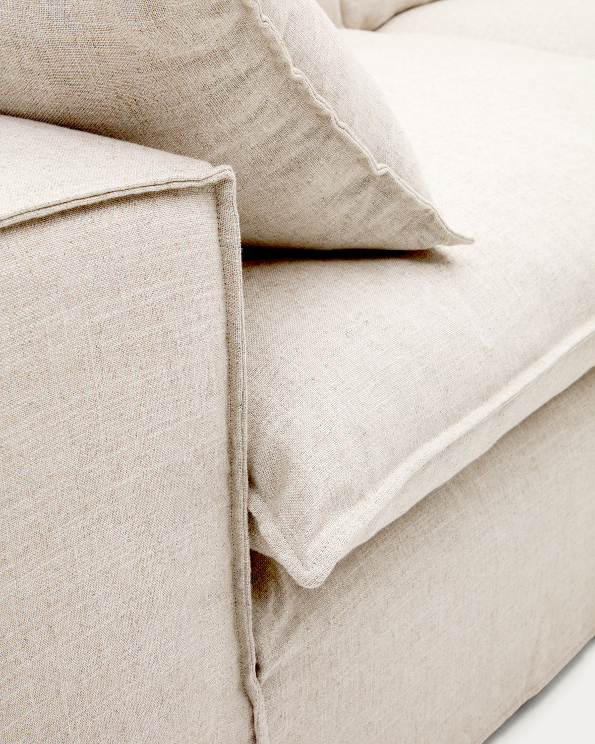 Abziehbares 3-Sitzer-Sofa Anarela mit beigen Leinenkissen FSC Mix Credit 280 cm. in Beige präsentiert im Onlineshop von KAQTU Design AG. 3er Sofa ist von Kave Home