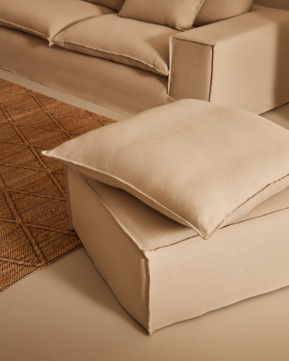 Abziehbares 3-Sitzer-Sofa Anarela mit beigen Leinenkissen FSC Mix Credit 280 cm. in Beige präsentiert im Onlineshop von KAQTU Design AG. 3er Sofa ist von Kave Home