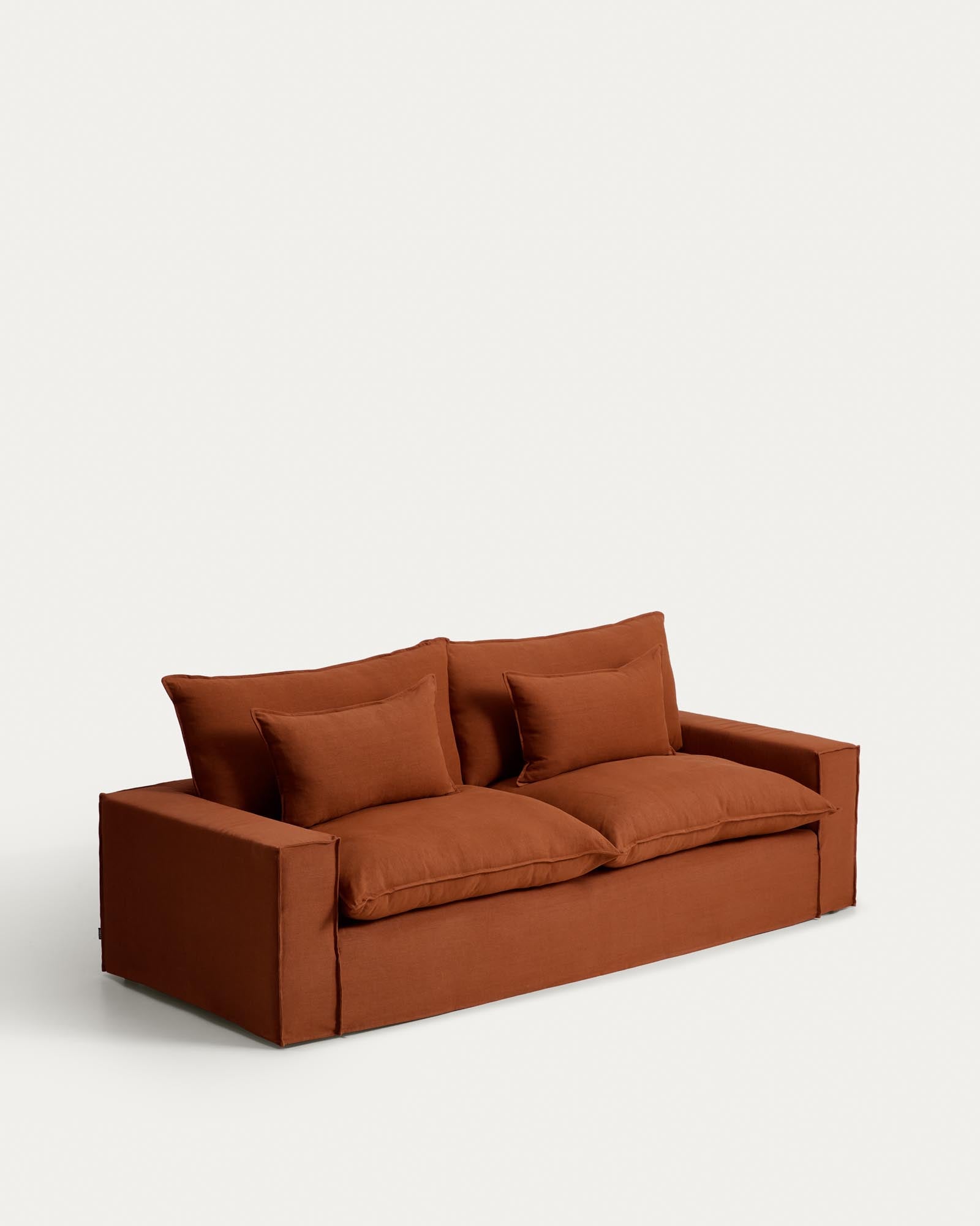 Elegantes 3-Sitzer-Sofa Anarela in warmem Terrakotta, mit pflegeleichtem Leinenbezug und umweltfreundlichem FSC-zertifiziertem Holz.