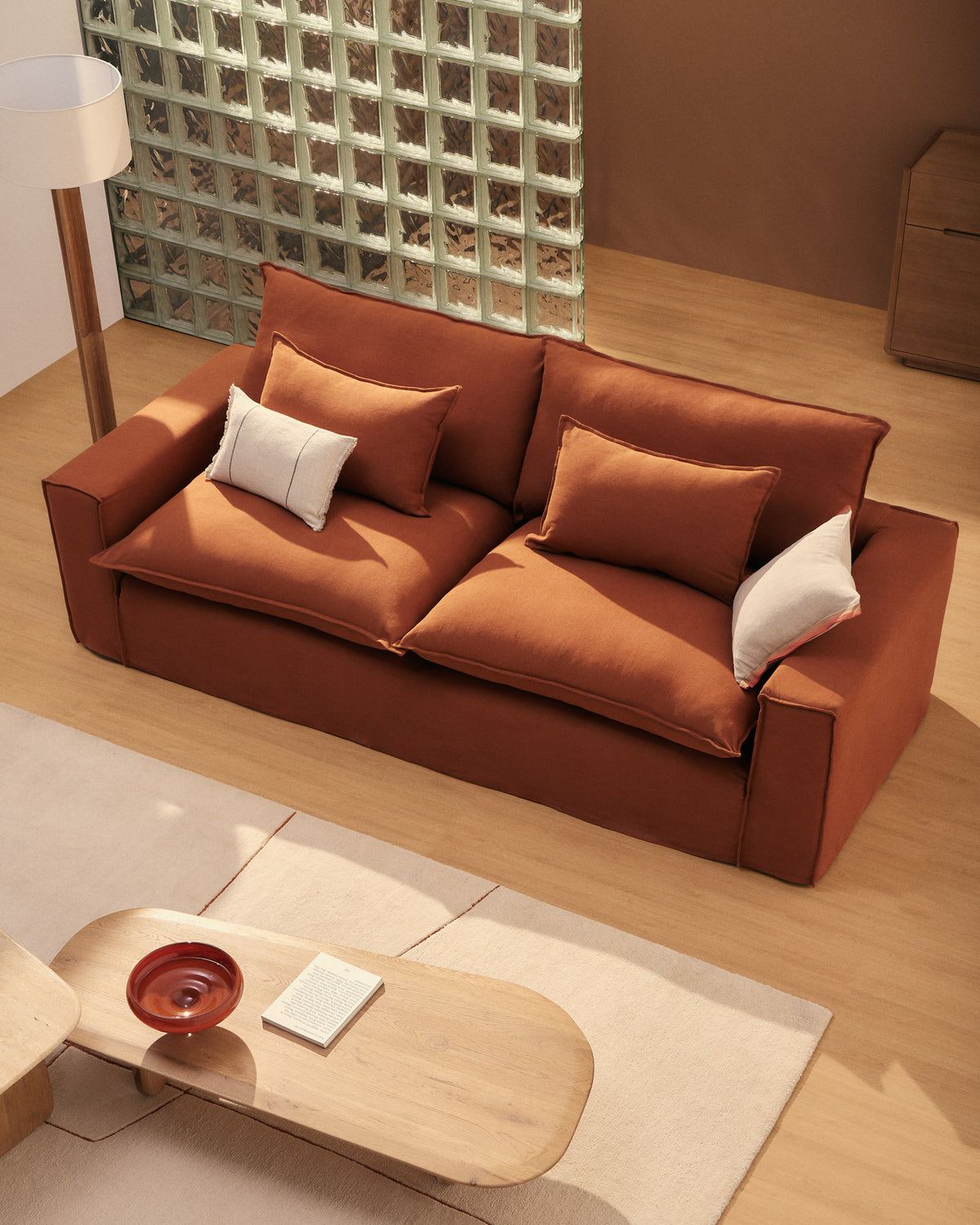 3-Sitzer-Sofa Anarela mit abnehmbarem Bezug aus 100 % Leinen in Terrakotta, 260 cm, FSC Mix Credit in Terrakotta präsentiert im Onlineshop von KAQTU Design AG. 3er Sofa ist von Kave Home