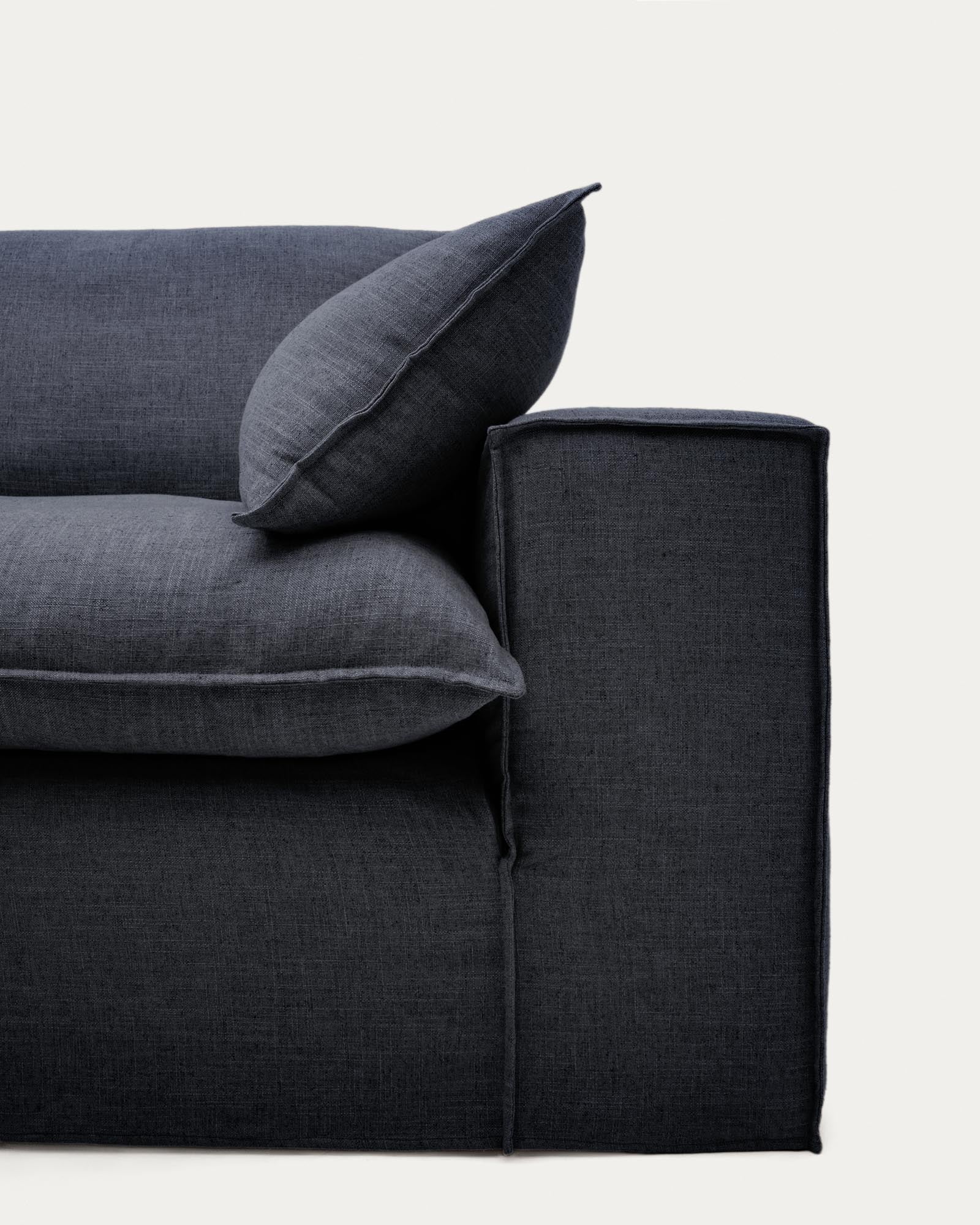 Elegantes 3-Sitzer-Sofa Anarela in Dunkelgrau, gefertigt aus hochwertigem Leinen und Viskose, mit abnehmbarem Bezug und FSC Mix Credit.