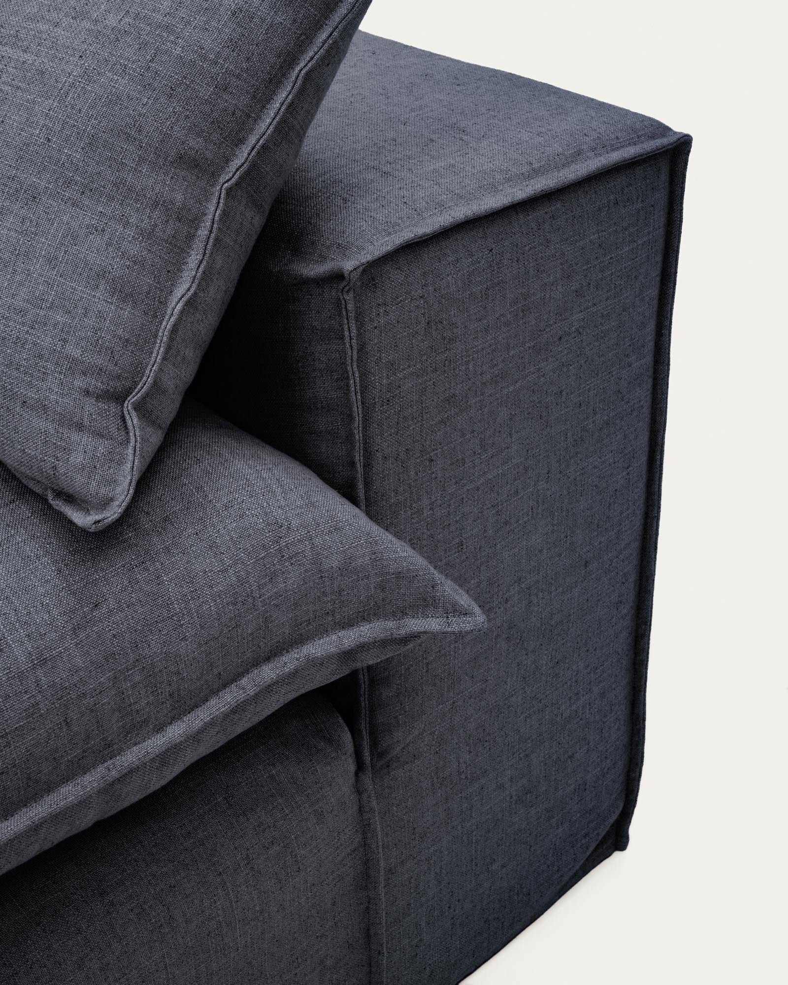 Elegantes 3-Sitzer-Sofa Anarela in dunklem Grau, gefertigt aus Leinen und Viskose, mit abnehmbarem Bezug und nachhaltigem FSC Mix Credit.