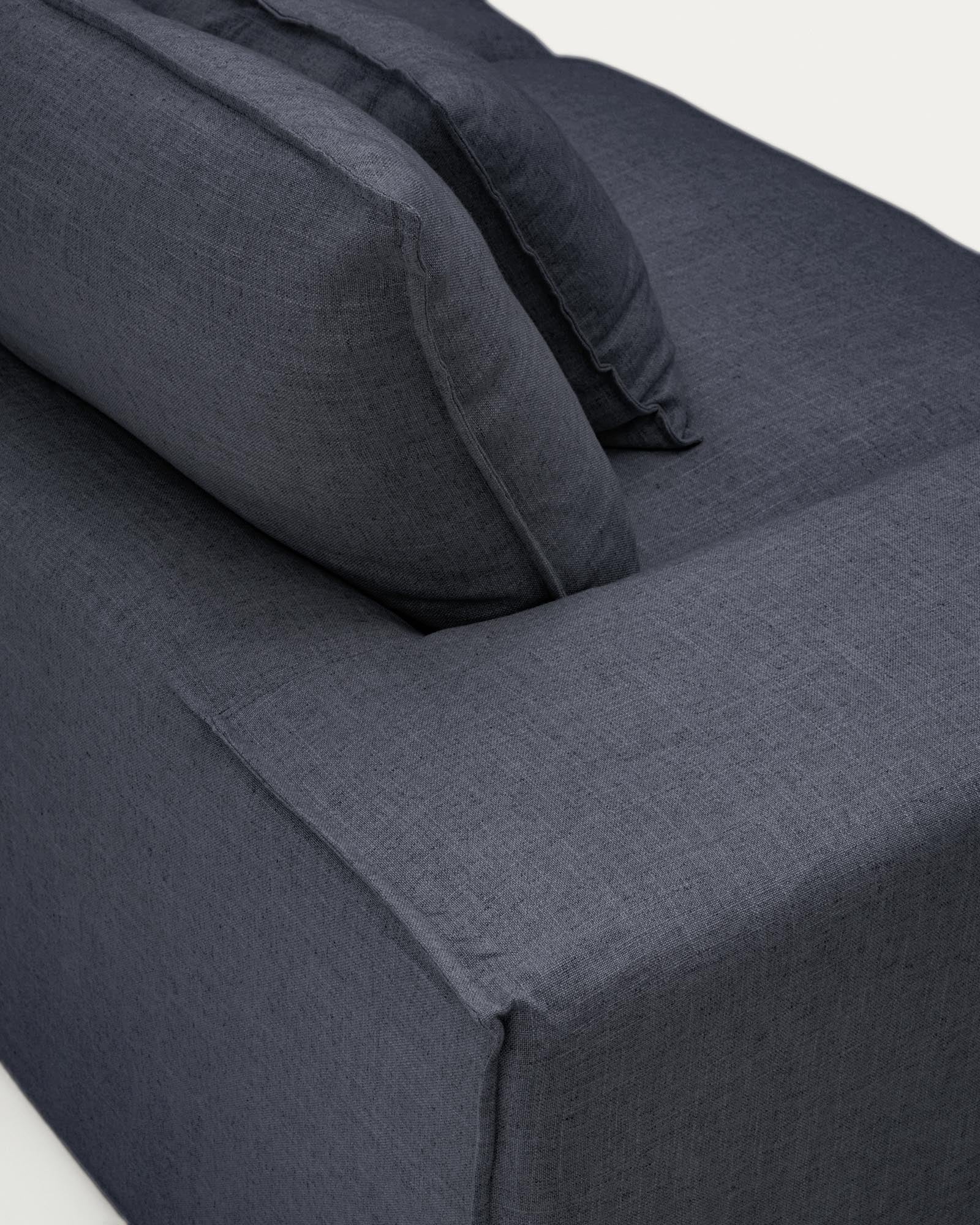 Stilvolles 3-Sitzer-Sofa Anarela in Dunkelgrau, aus hochwertigem Leinen und Viskose, mit praktischem abnehmbaren Bezug und umweltfreundlichem FSC Mix Credit.