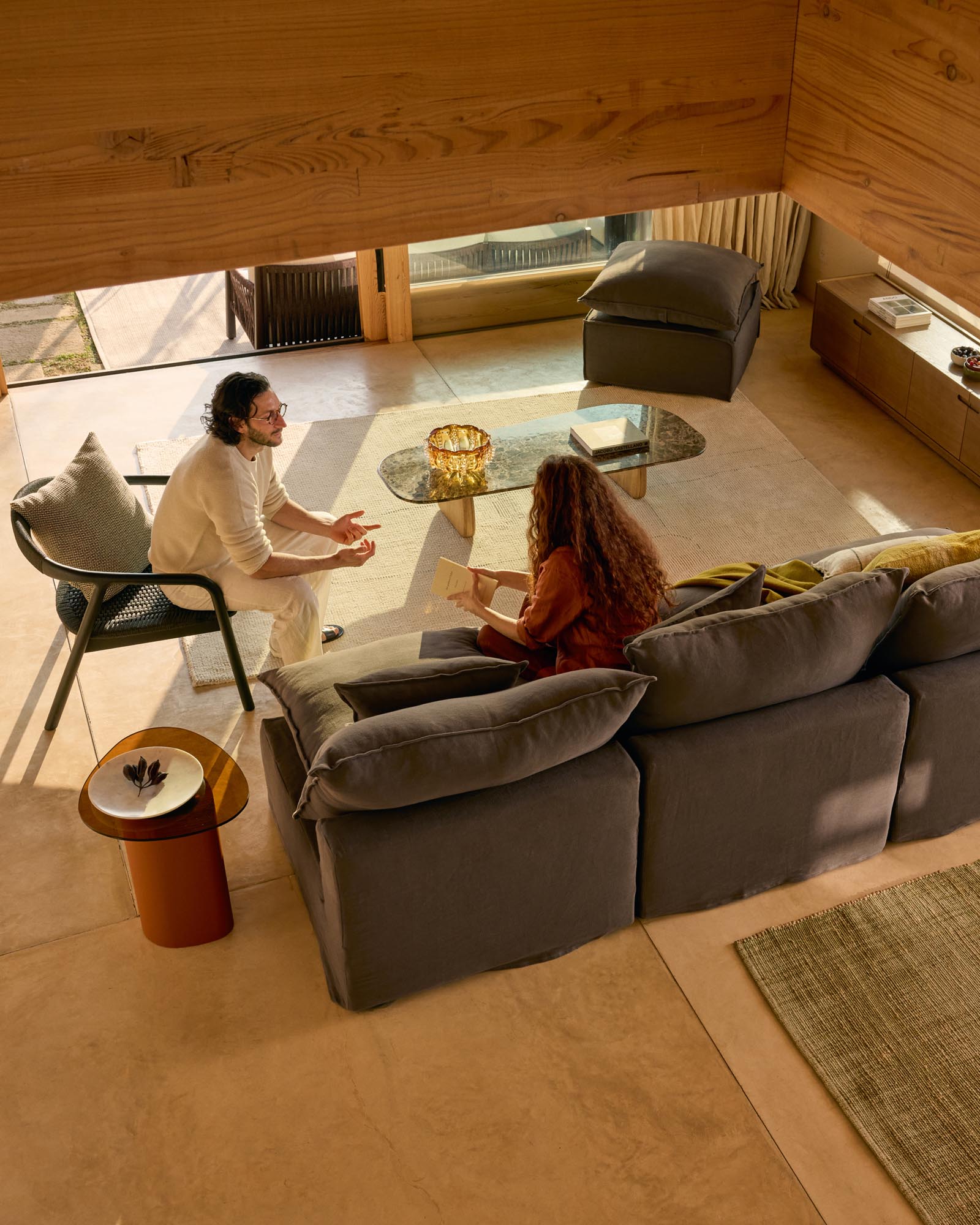 Stylisches 3-Sitzer-Modularsofa Anarela in sanftem Taupe, ausgestattet mit einem abnehmbaren Leinenbezug und umweltfreundlichem FSC-Mix-Holz.