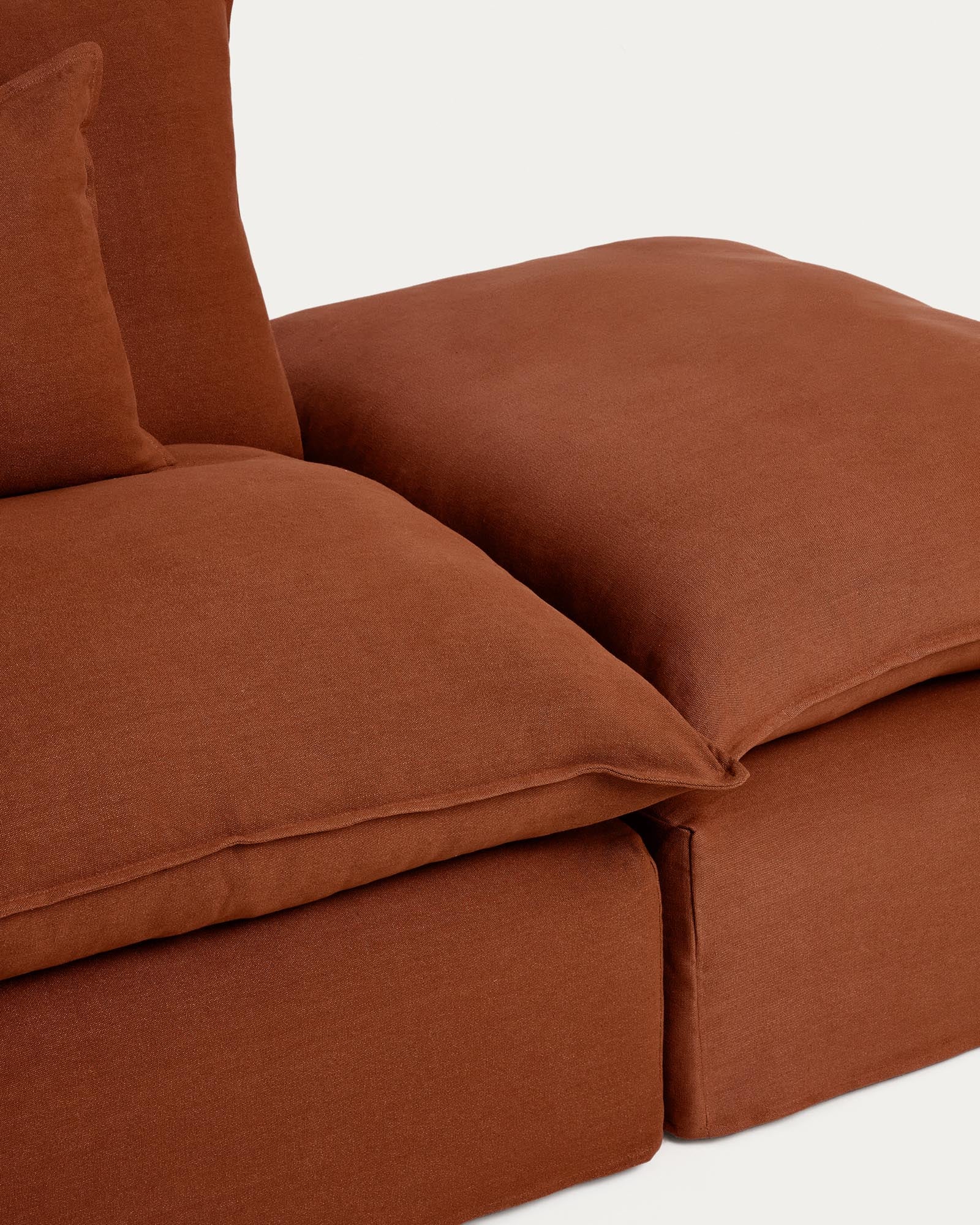 Modulares 3-Sitzer-Sofa Anarela in Terrakotta, ausgestattet mit abnehmbarem Leinenbezug und praktischem Randmodul, perfekt für stilvolle Wohnräume.