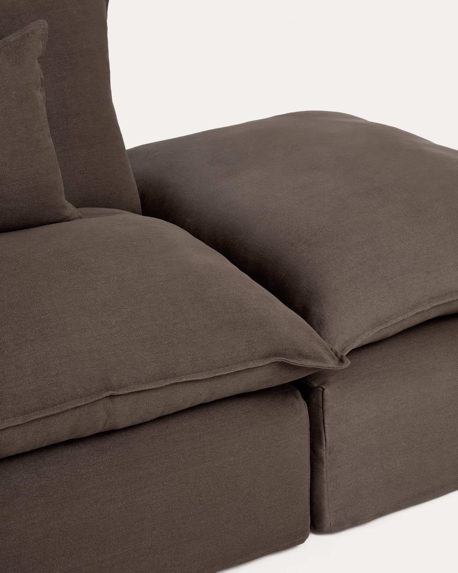 Modulares 3-Sitzer-Sofa Anarela in sanftem Taupe, ausgestattet mit abnehmbarem Leinenbezug und praktischem Randmodul für vielseitige Wohnkonzepte.
