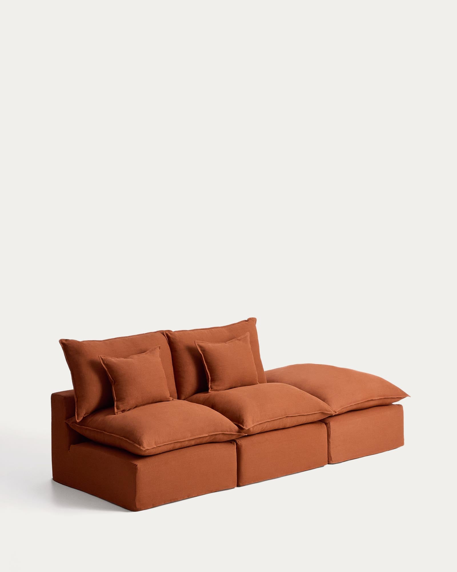 Elegantes 2-Sitzer-Modularsofa Anarela in Terrakotta, ausgestattet mit einem abnehmbaren Leinenbezug und einem praktischen Randmodul für vielseitige Nutzung.