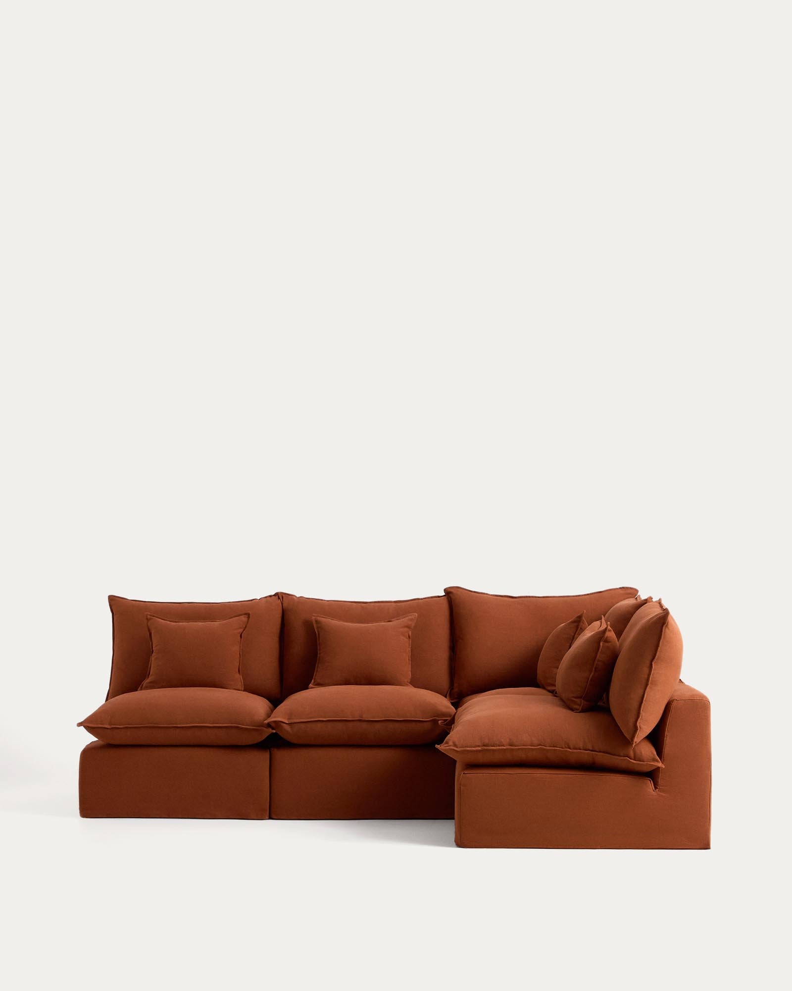 Modulares 4-Sitzer-Ecksofa Anarela mit abnehmbarem Bezug aus Leinen in Terrakotta, 287 x 197 cm / 197 x 287 cm, FSC Mix Credit in Terrakotta präsentiert im Onlineshop von KAQTU Design AG. 4er Sofa ist von Kave Home