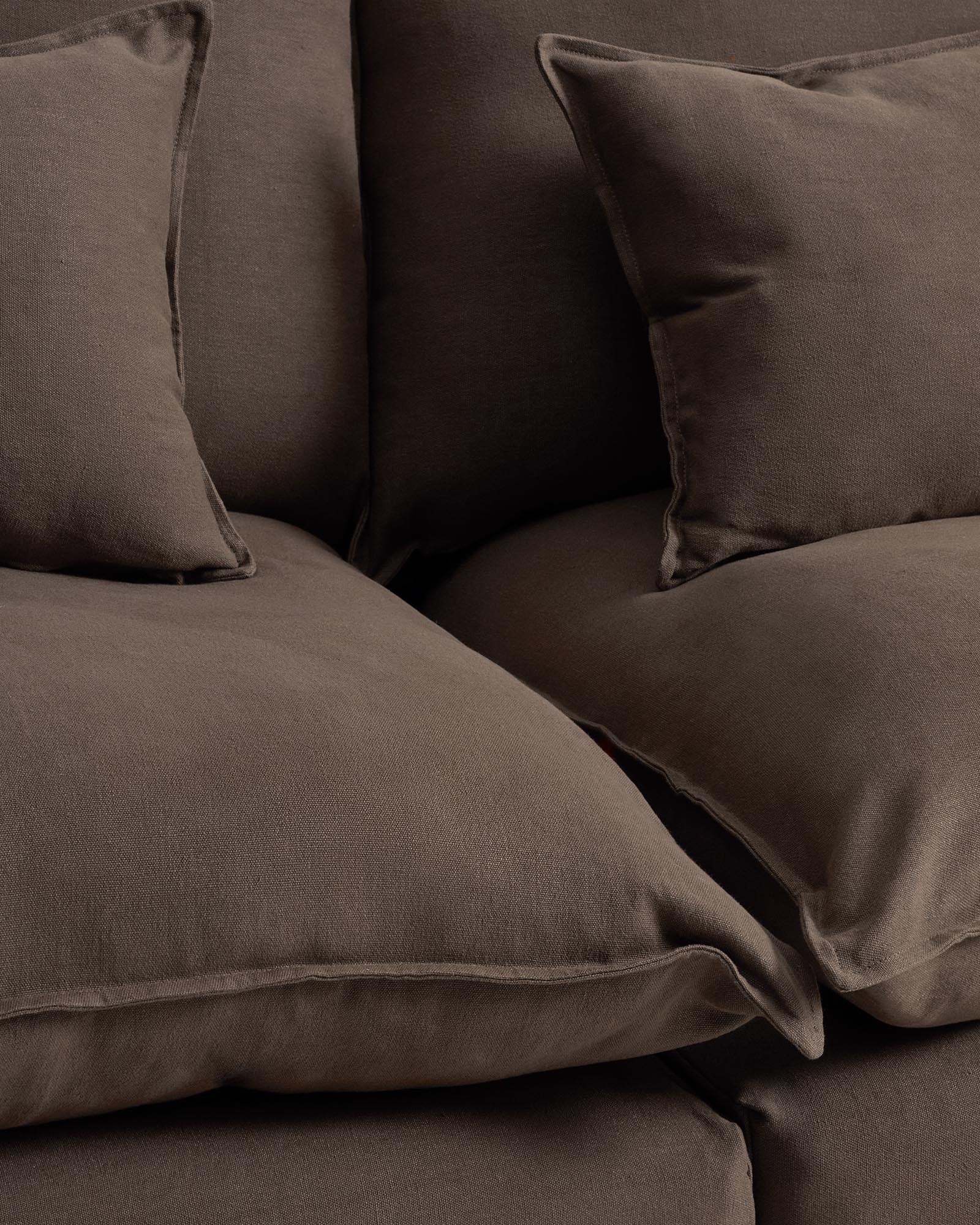 Elegantes modulares Ecksofa Anarela in Taupe, 4-Sitzer mit abnehmbarem Leinenbezug, ideal für stilvolle und nachhaltige Wohnräume.