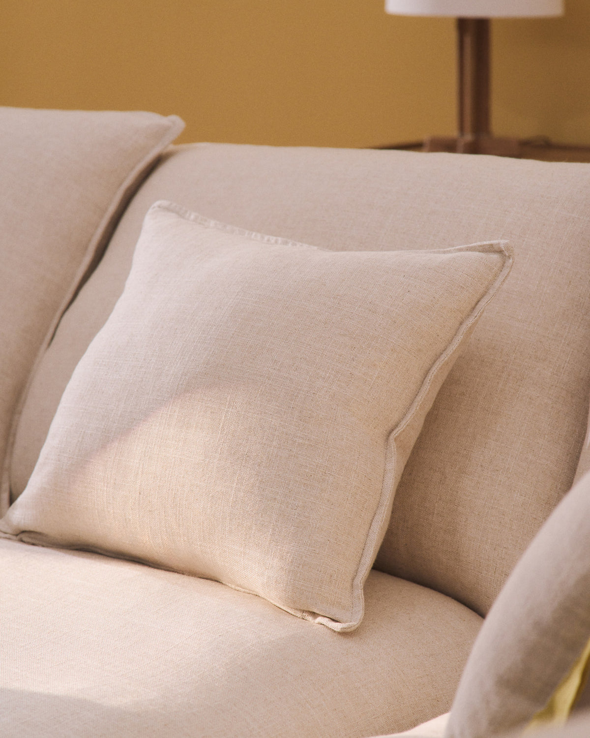 Modulares 4-Sitzer-Ecksofa Anarela mit abnehmbarem Bezug aus Leinen und Viskose in Beige, 287 x 197 cm / 197 x 287 cm, FSC Mix Credit in Beige präsentiert im Onlineshop von KAQTU Design AG. 4er Sofa ist von Kave Home