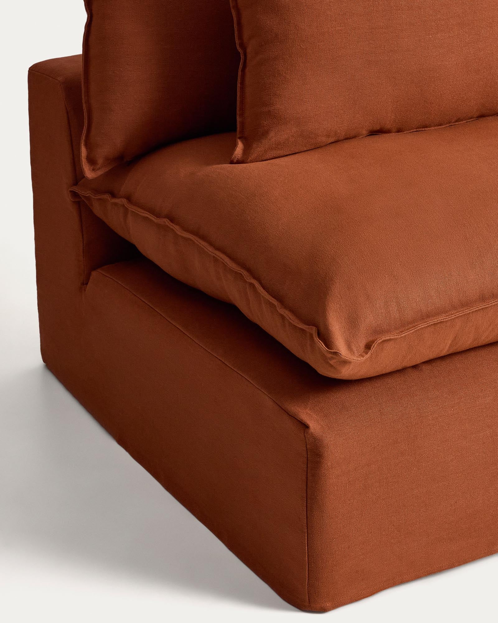 Elegantes modulares Ecksofa für 6 Personen in warmem Terrakotta, mit abnehmbarem Leinenbezug und FSC-zertifiziertem Holz, ideal für stilvolle Wohnräume.