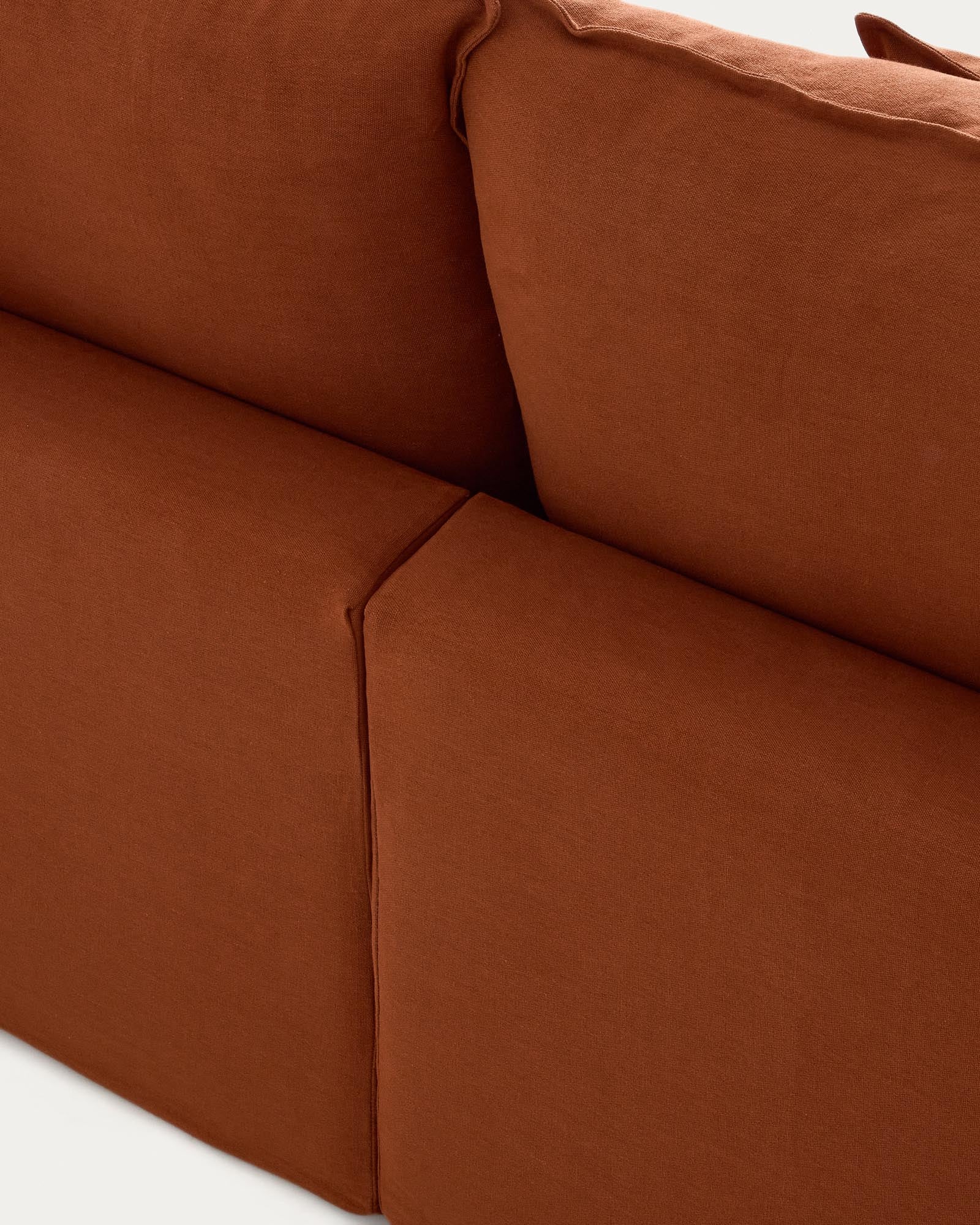 Elegantes 6-Sitzer-Ecksofa Anarela in warmem Terrakotta, mit abnehmbarem Leinenbezug, ideal für stilvolle und flexible Wohnkonzepte.