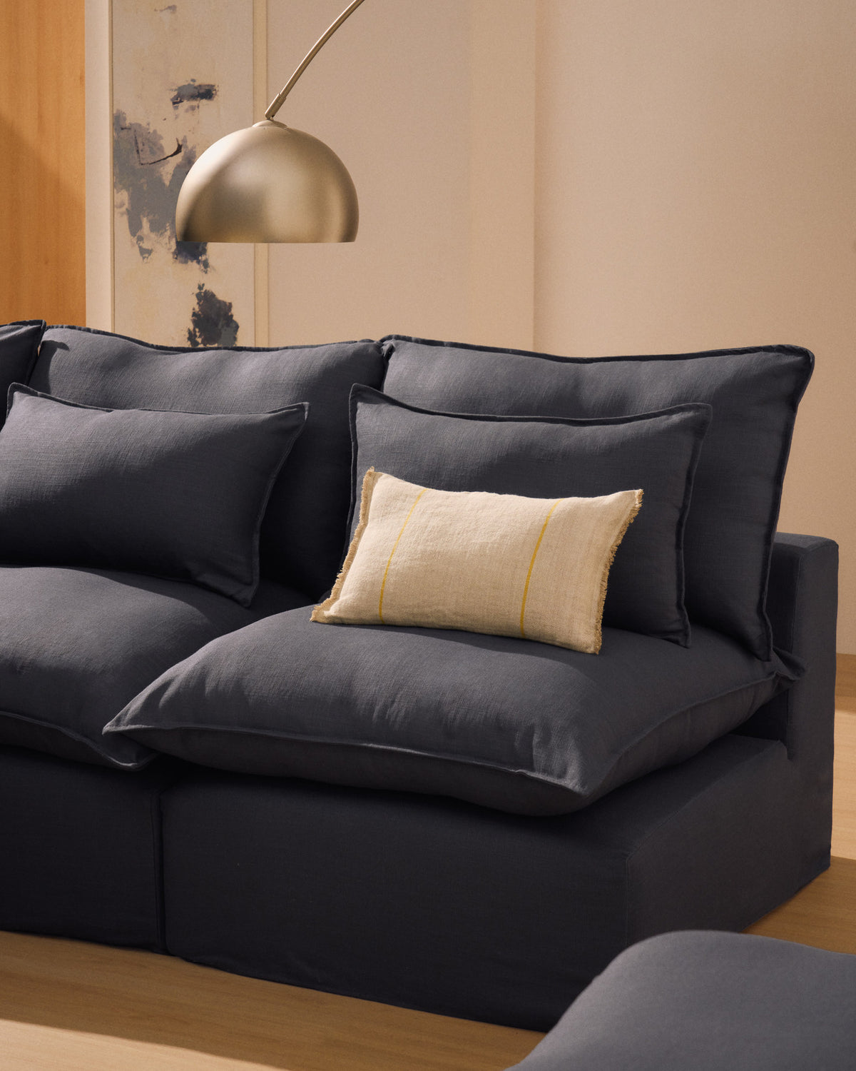 Modulares 6-Sitzer-Ecksofa Anarela mit abnehmbarem Bezug aus Leinen und Viskose in Dunkelgrau, 327 x 217 cm / 217 x 327 cm, FSC Mix Credit in Dunkelgrau präsentiert im Onlineshop von KAQTU Design AG. 5er Sofa ist von Kave Home