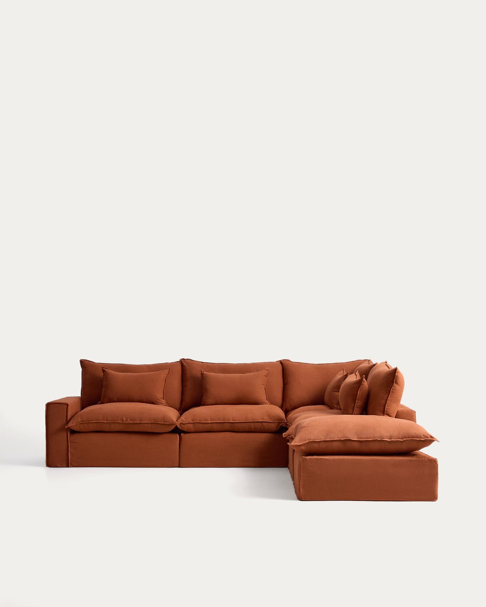 Modulares 6-Sitzer-Ecksofa Anarela mit abnehmbarem Bezug aus Leinen in Terrakotta, 347 x 307 cm, FSC Mix Credit in Terrakotta präsentiert im Onlineshop von KAQTU Design AG. 5er Sofa ist von Kave Home