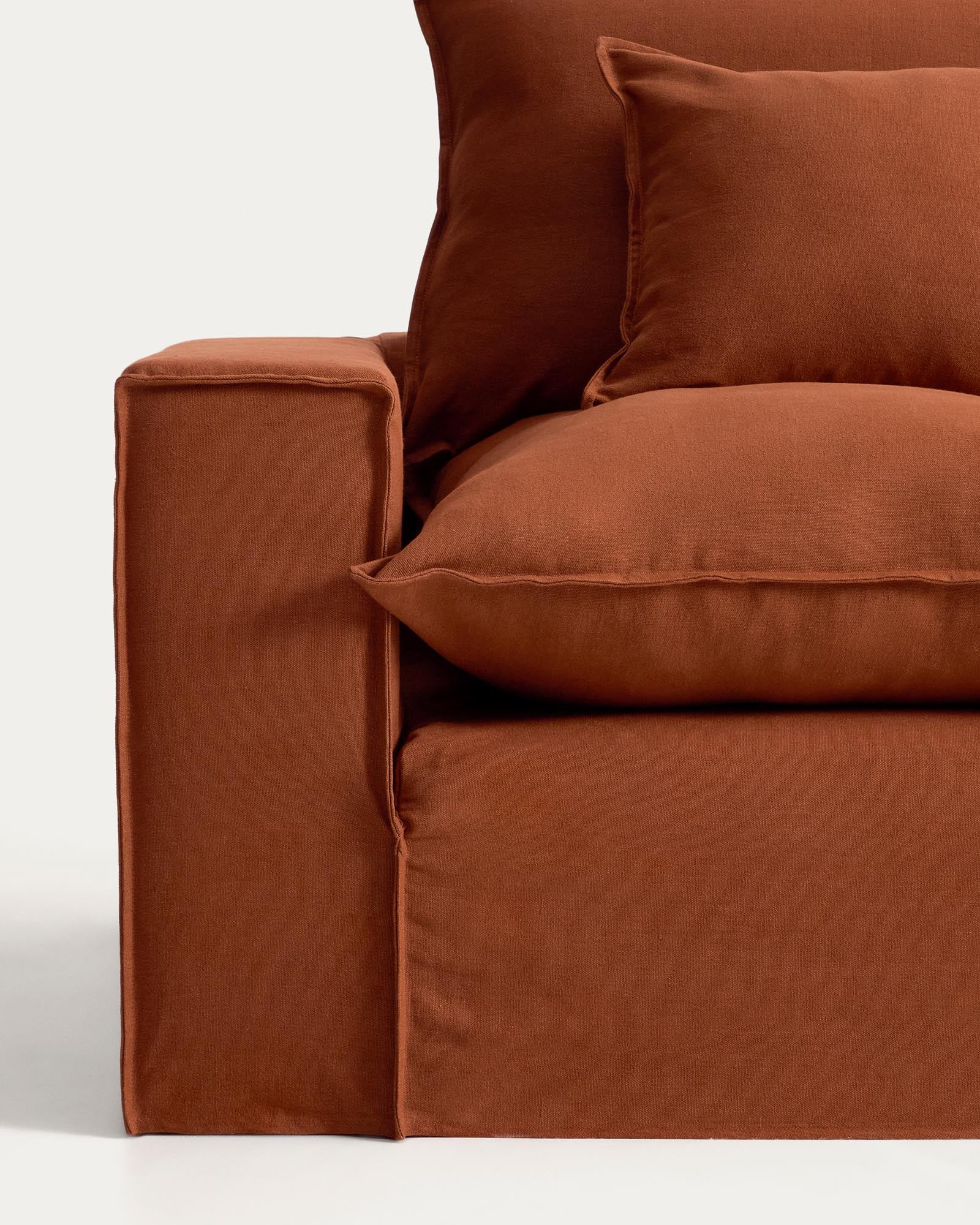 Elegantes modulares Ecksofa in Terrakotta, ideal für 6 Personen, mit abnehmbarem Leinenbezug und FSC-zertifiziertem Holzrahmen.