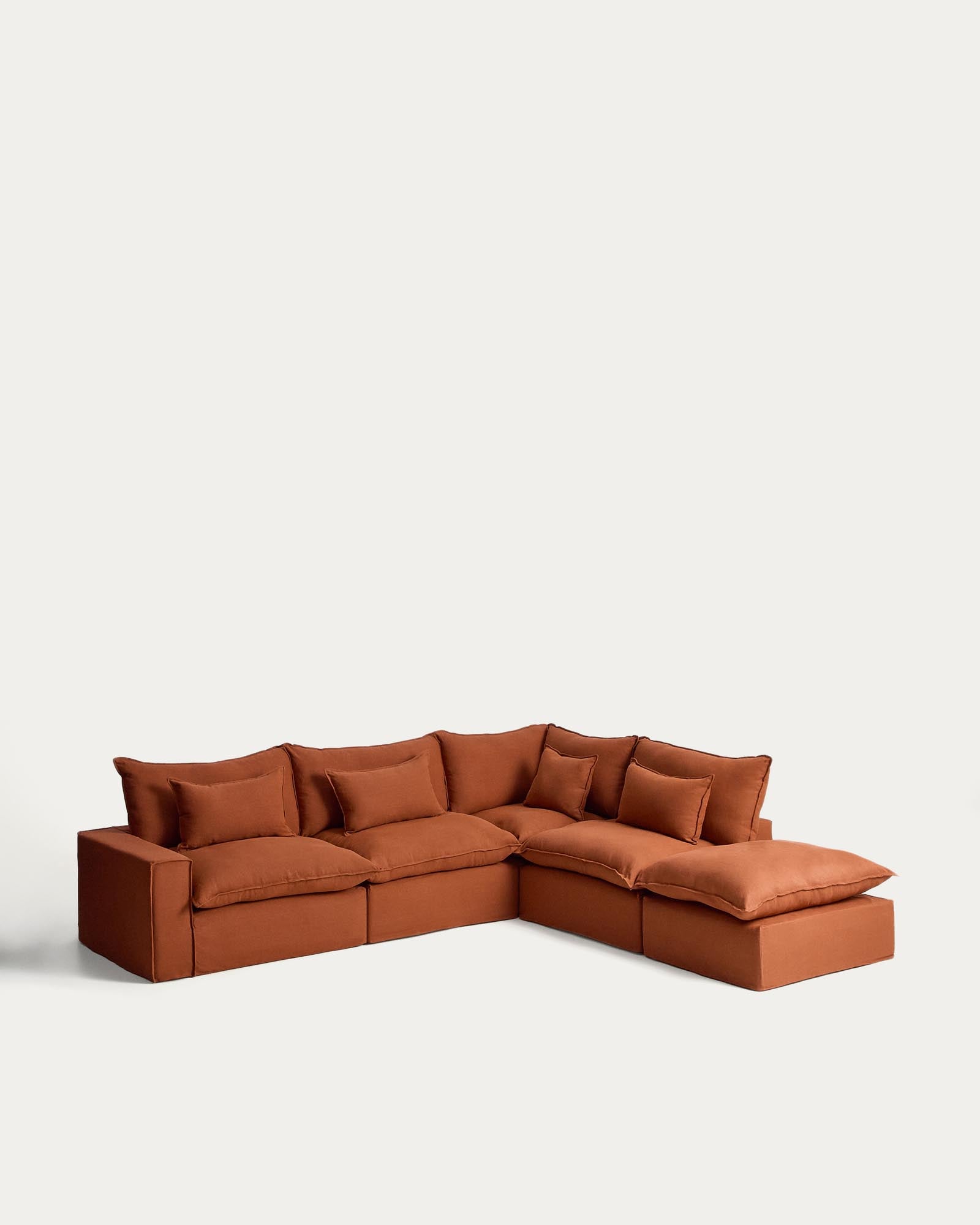 Geräumiges 6-Sitzer-Ecksofa Anarela in warmem Terrakotta, mit abnehmbarem Leinenbezug und nachhaltigem FSC-zertifiziertem Holzrahmen.