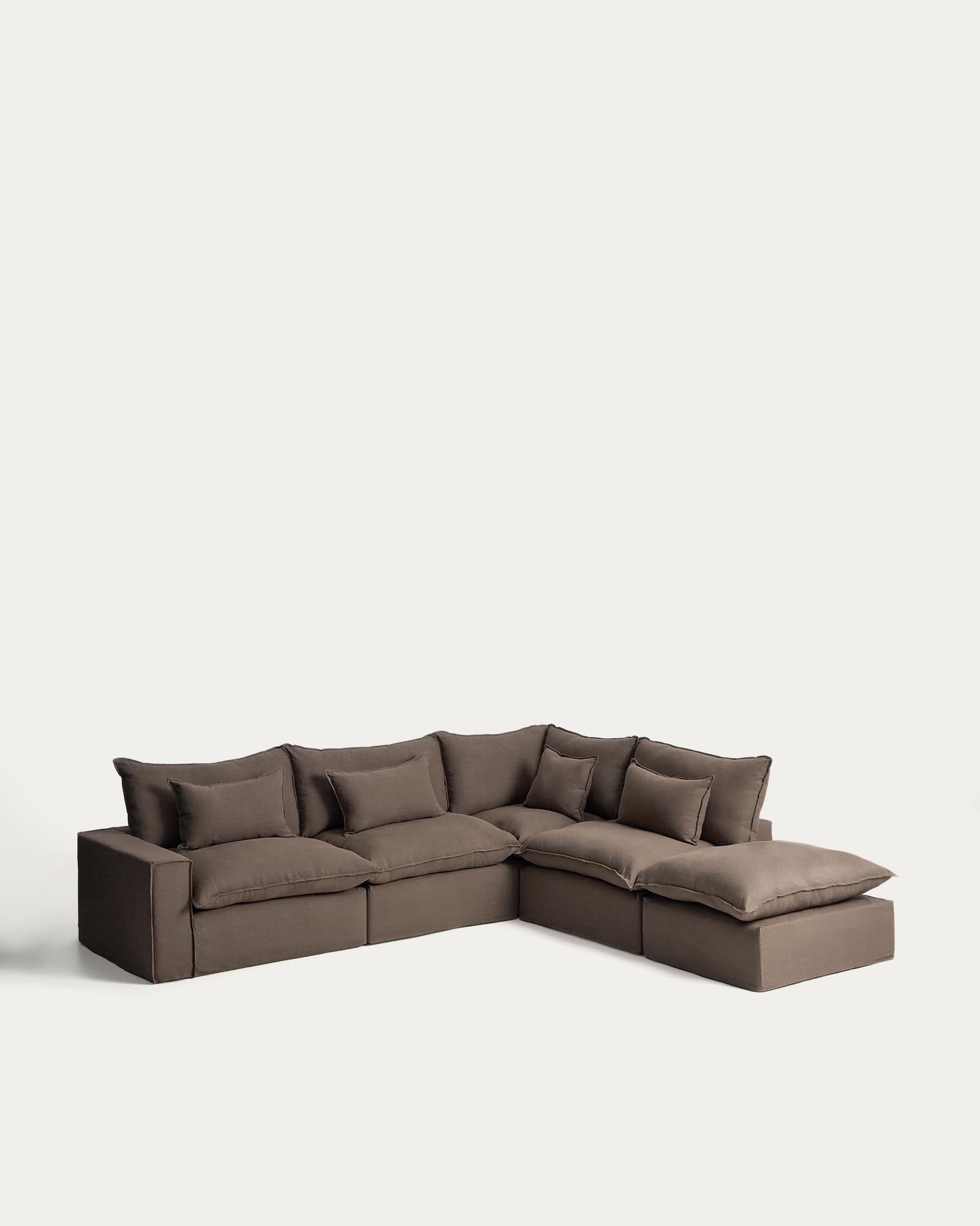 Geräumiges 6-Sitzer-Ecksofa Anarela in Taupe, vielseitig und stilvoll, mit abnehmbarem Leinenbezug und nachhaltigem FSC Mix Credit.