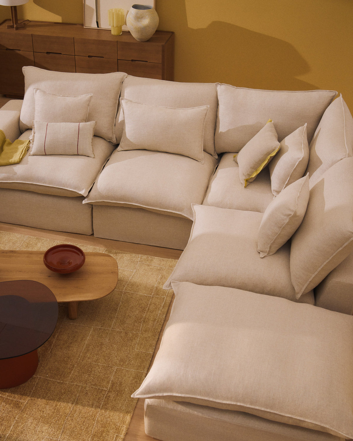 Modulares 6-Sitzer-Ecksofa Anarela mit abnehmbarem Bezug aus Leinen und Viskose in Beige, 347 x 307 cm, FSC Mix Credit in Beige präsentiert im Onlineshop von KAQTU Design AG. 5er Sofa ist von Kave Home