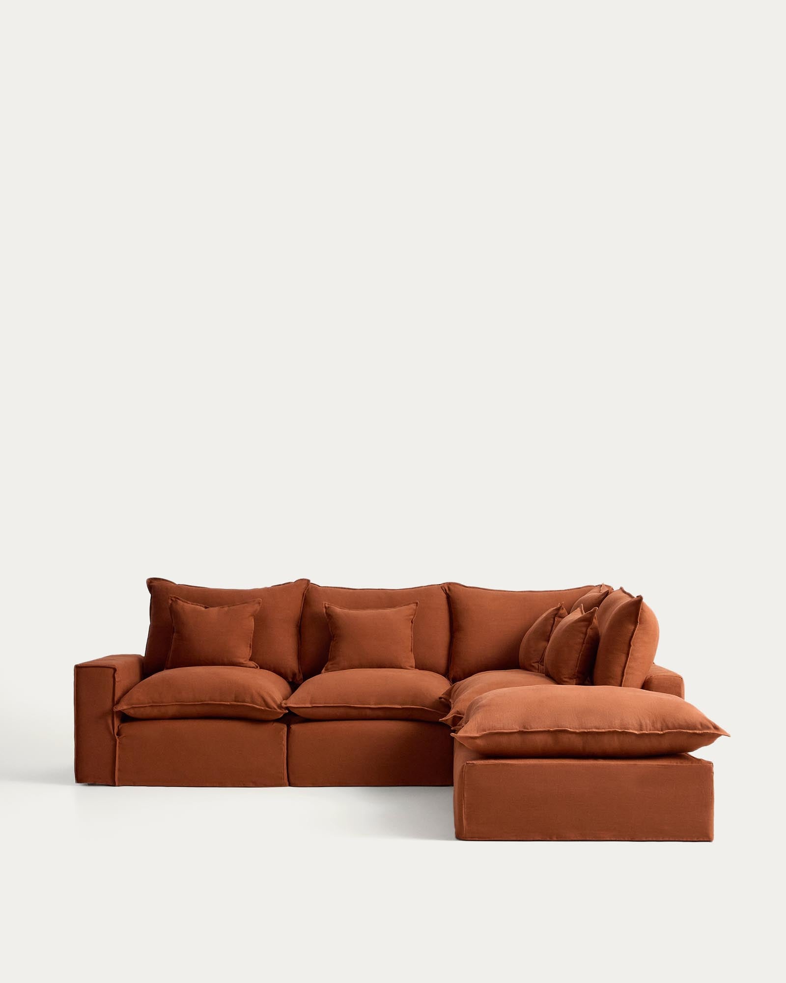 Modulares 4-Sitzer-Ecksofa Anarela mit abnehmbarem Bezug aus Leinen in Terrakotta, 307 x 287 cm, FSC Mix Credit in Terrakotta präsentiert im Onlineshop von KAQTU Design AG. 4er Sofa ist von Kave Home
