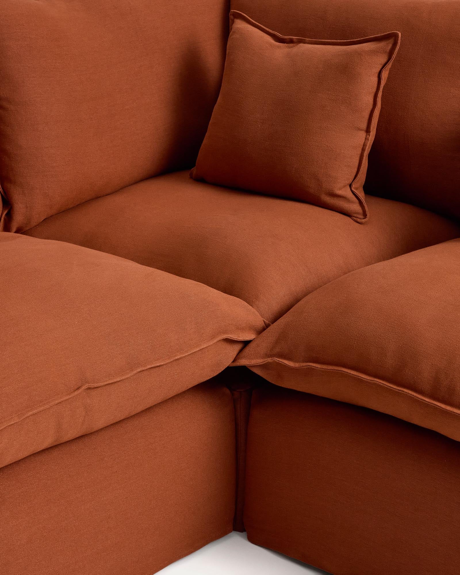 Elegantes 4-Sitzer-Ecksofa Anarela in Terrakotta, modulares Design mit abnehmbarem Leinenbezug, perfekt für stilvolle Wohnräume.